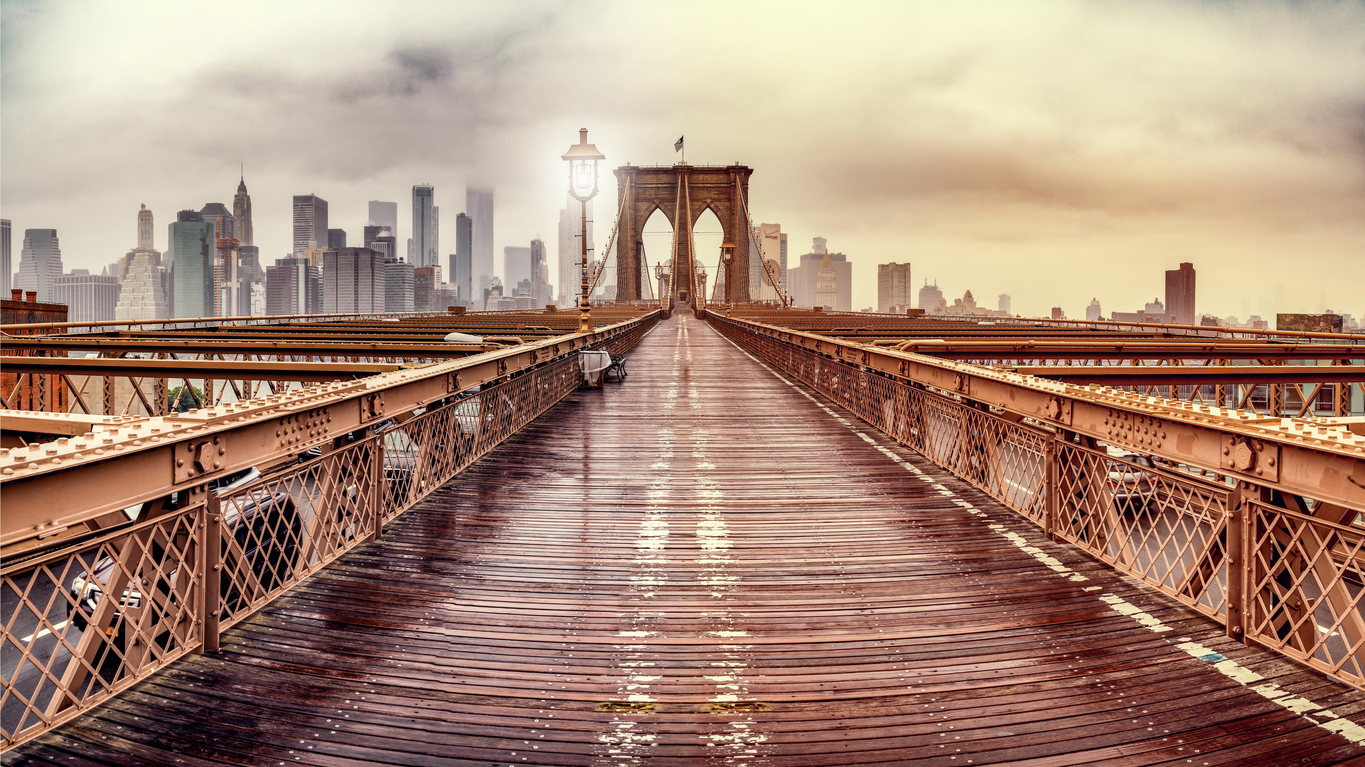 Spritzschutz-Ansicht der Brücke auf die Stadt