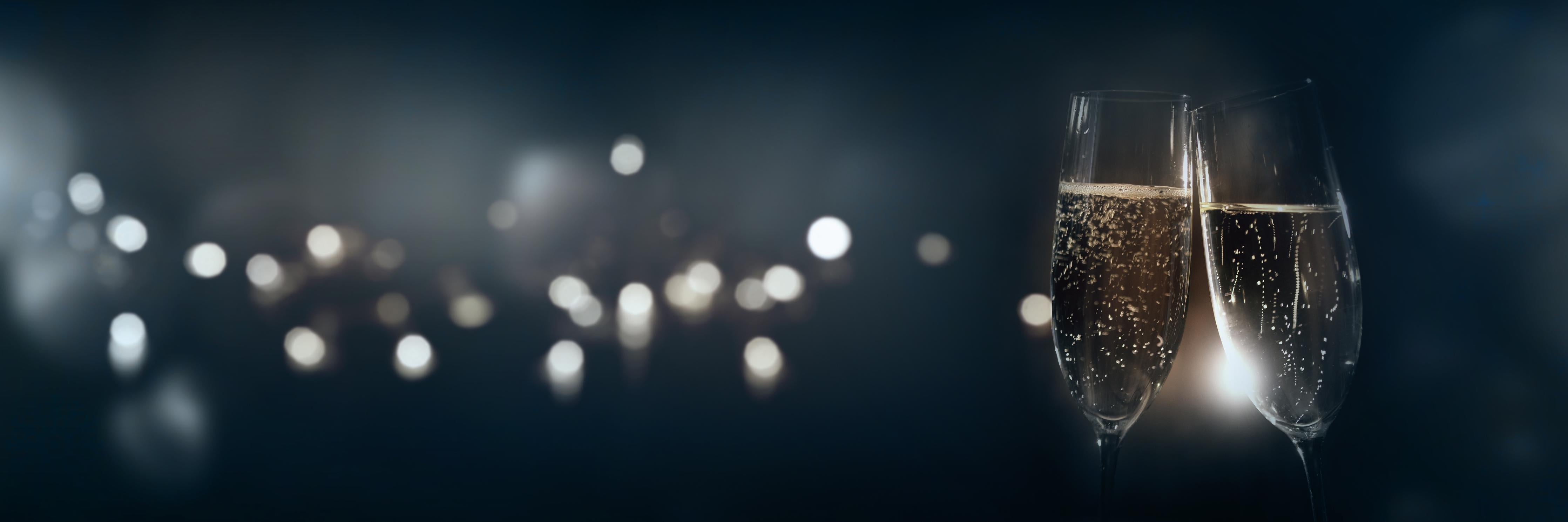 Spritzschutz-Anstoßen mit funkelndem Champagner