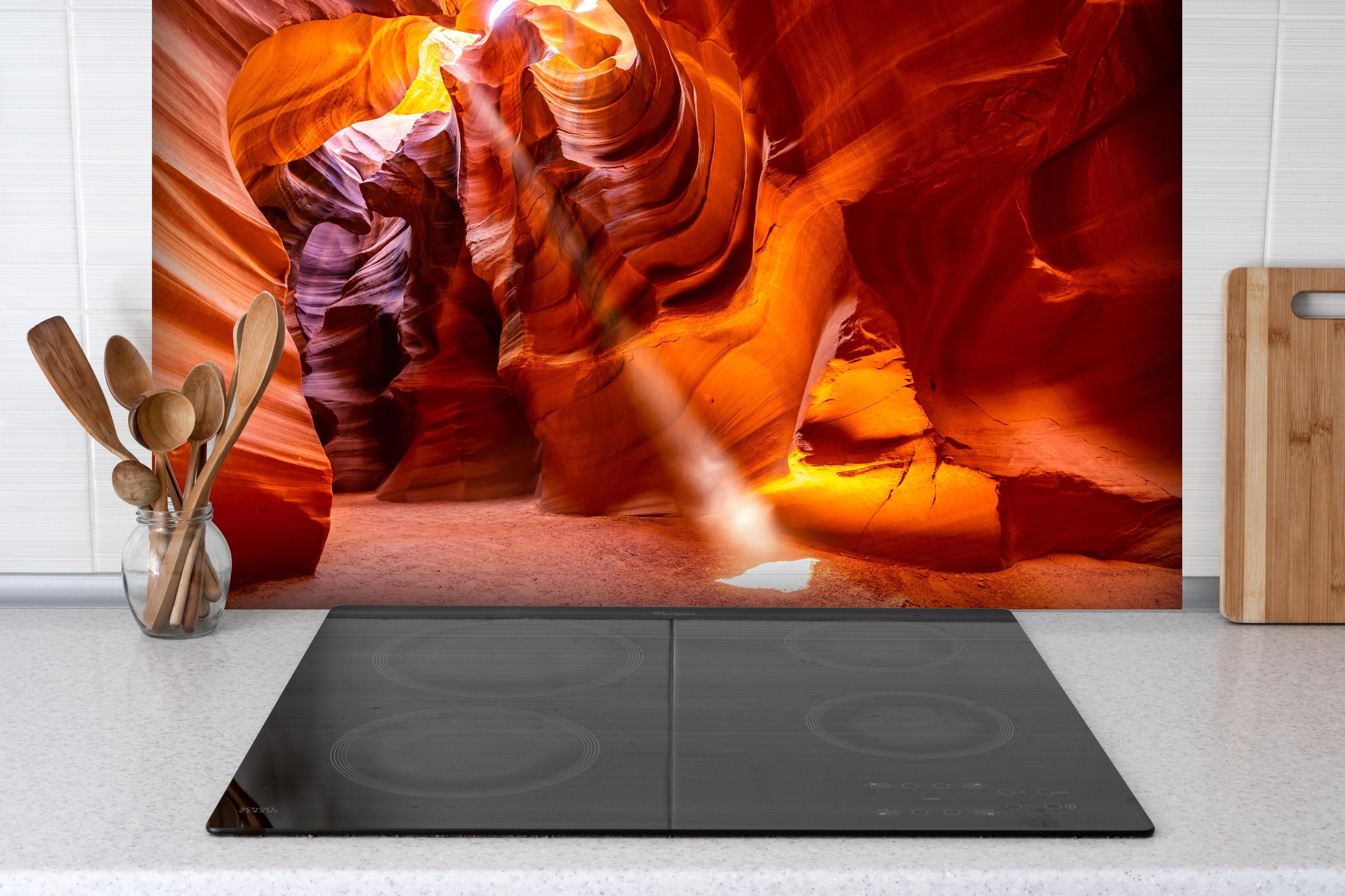 Spritzschutz - Antelope Canyon Licht- und Schattenspiel hinter einem Cerankochfeld zwischen Holz-Kochutensilien