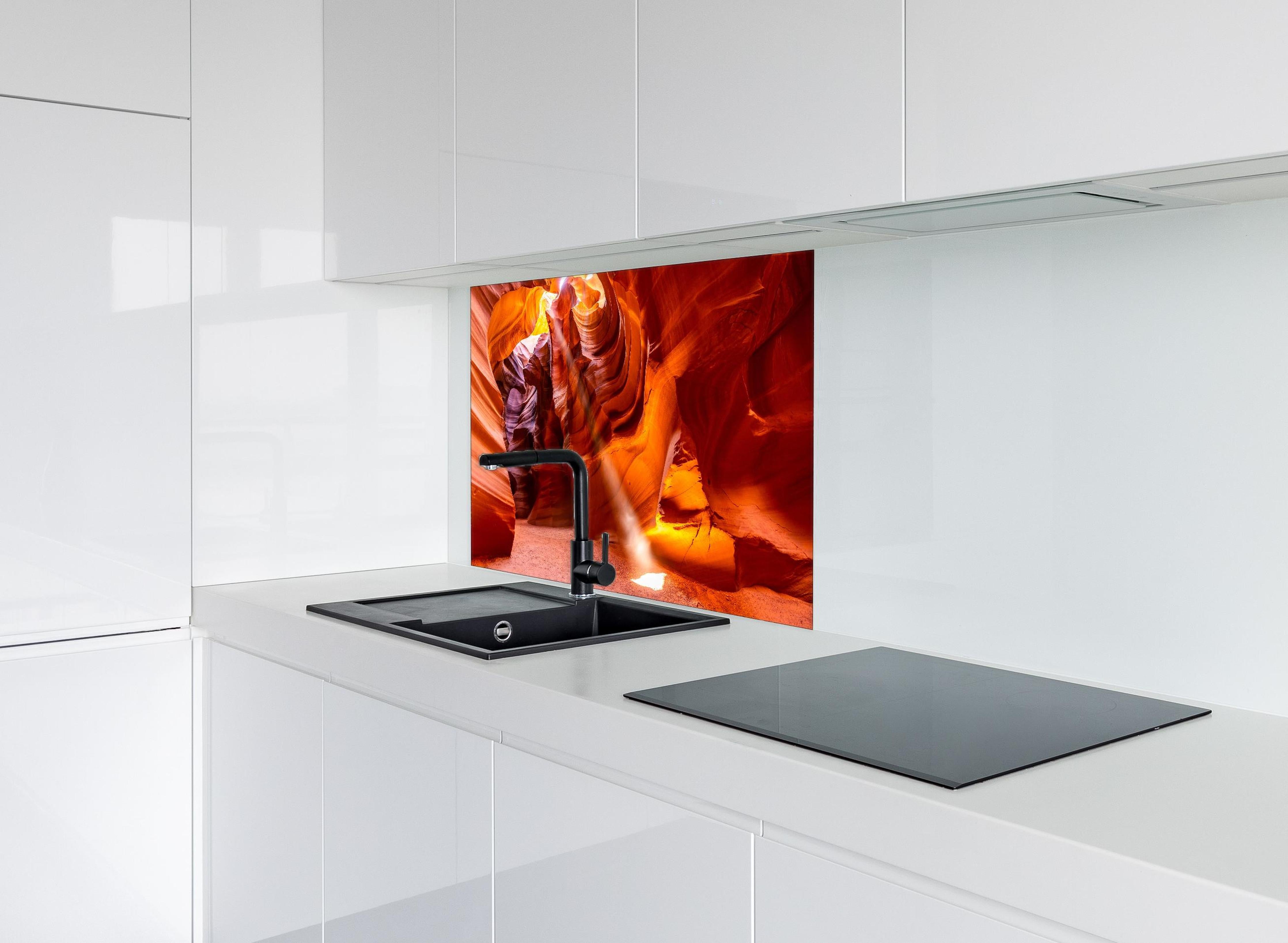 Spritzschutz - Antelope Canyon Licht- und Schattenspiel hinter einem Cerankochfeld zwischen Holz-Kochutensilien