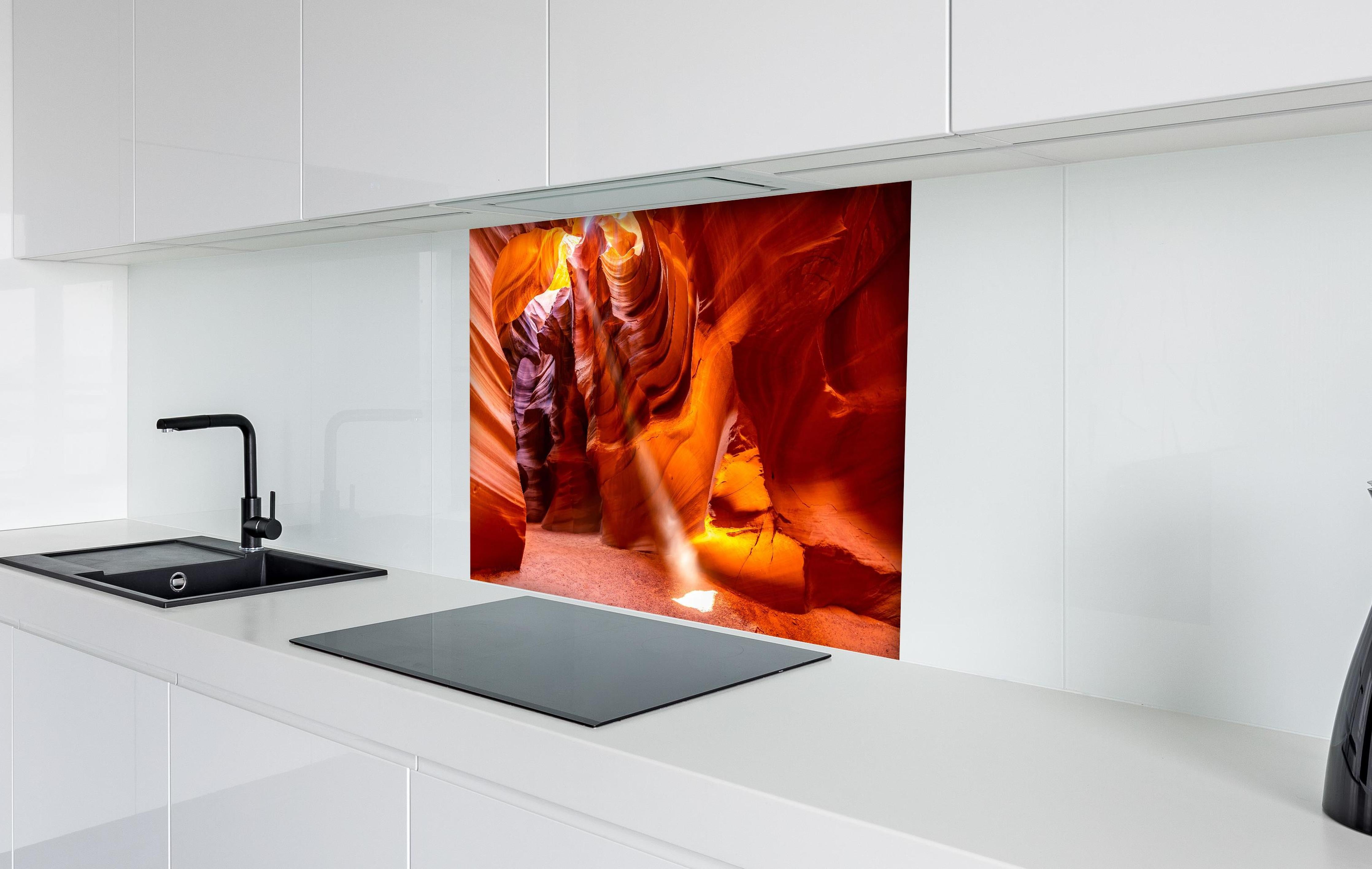 Spritzschutz - Antelope Canyon Licht- und Schattenspiel hinter einem Cerankochfeld zwischen Holz-Kochutensilien