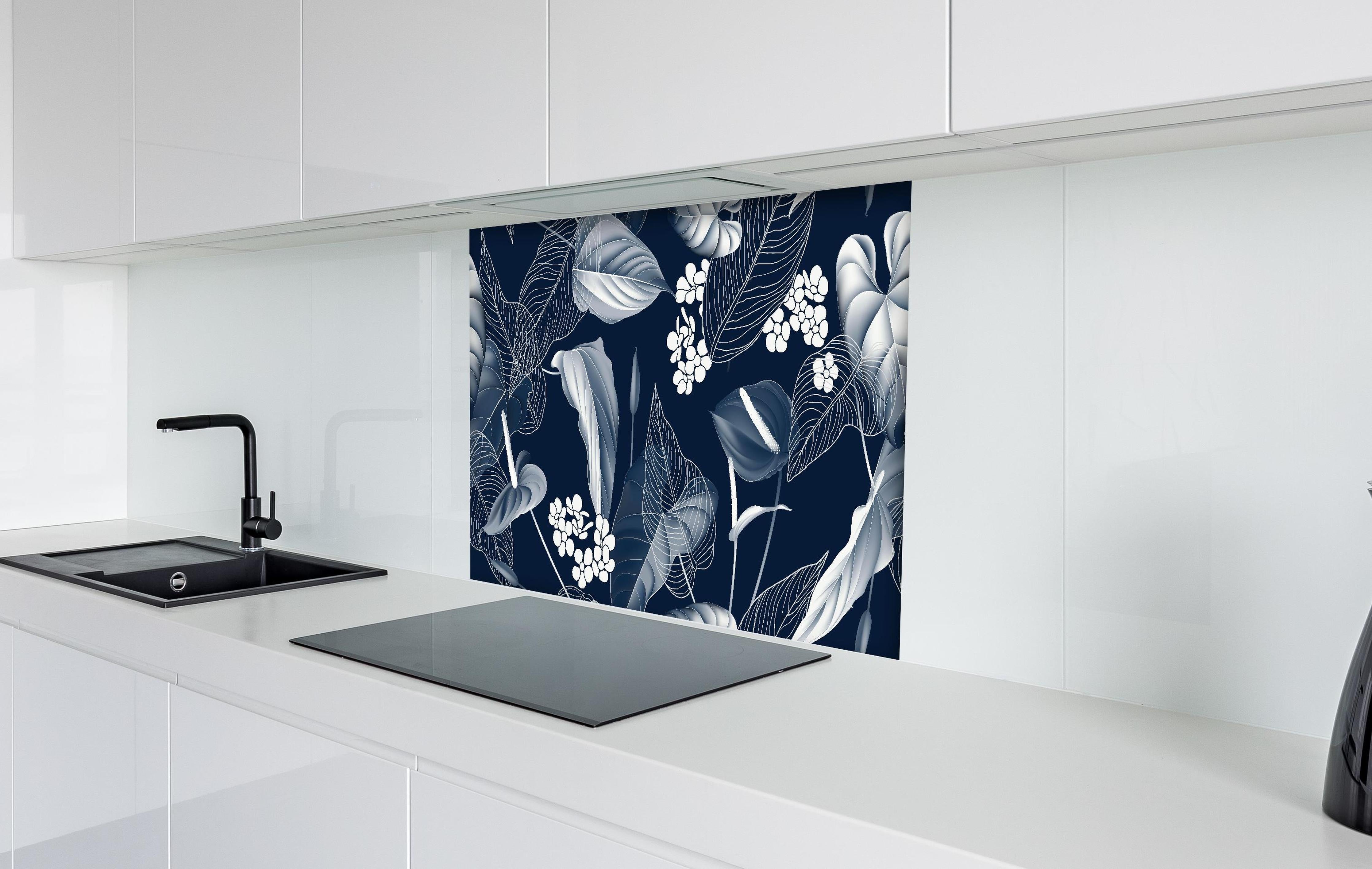 Spritzschutz - Anthurium Blumenmuster Blautöne auf Dunkelblau hinter einem Cerankochfeld zwischen Holz-Kochutensilien