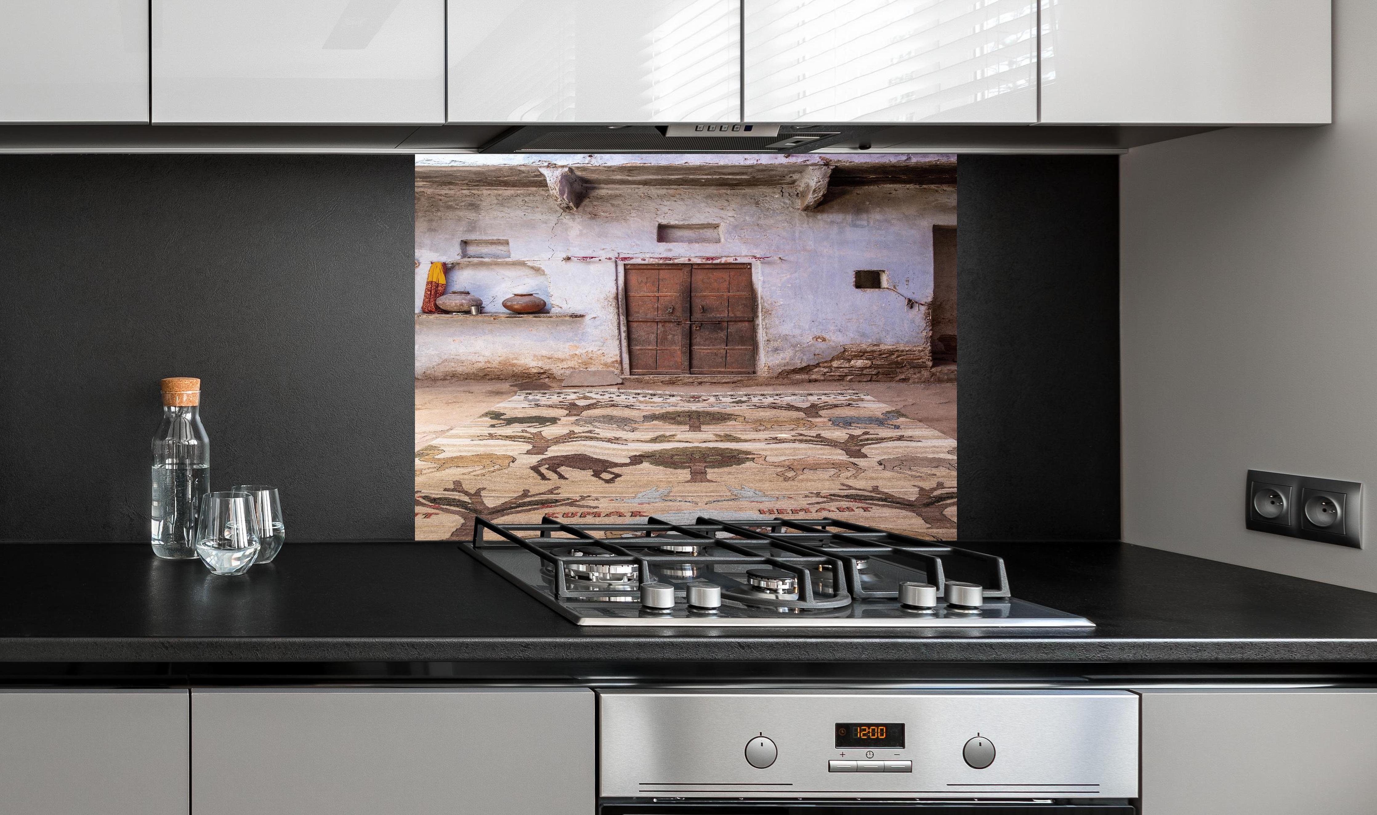 Spritzschutz - Antik-Look Orientalischer Teppich in Traditionellem Stil hinter einem Cerankochfeld zwischen Holz-Kochutensilien