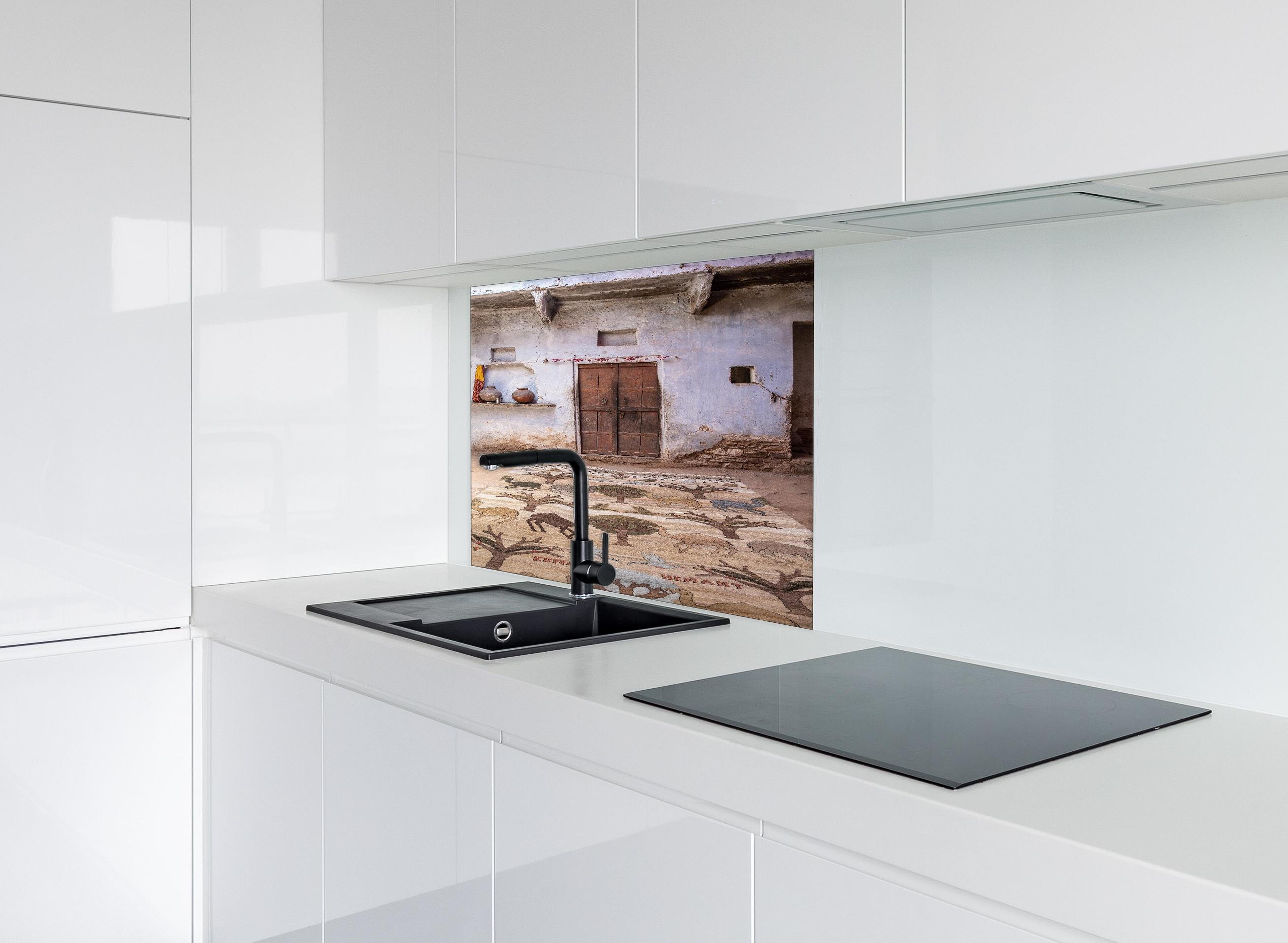 Spritzschutz - Antik-Look Orientalischer Teppich in Traditionellem Stil hinter einem Cerankochfeld zwischen Holz-Kochutensilien