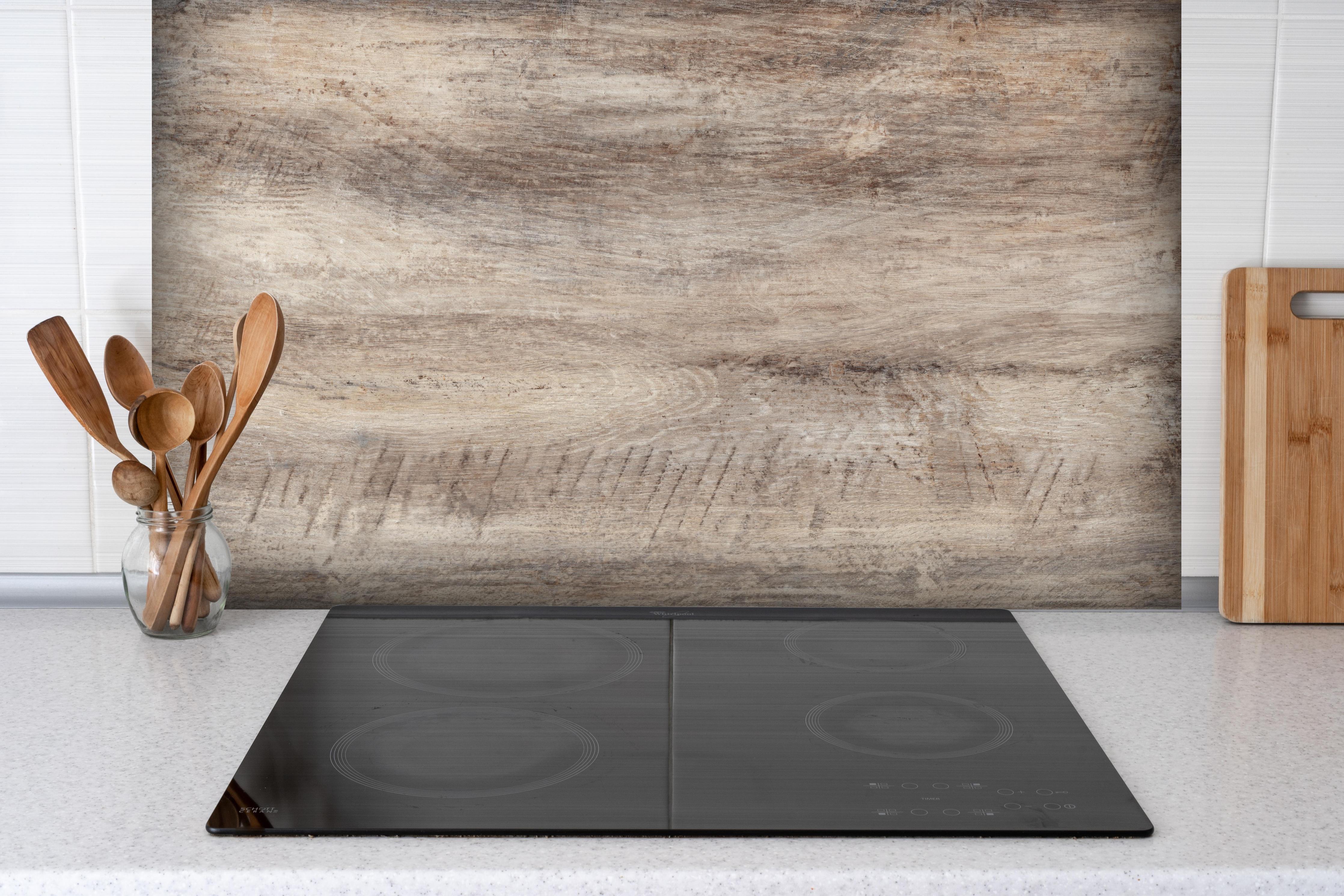 Spritzschutz - Antike Holztextur hinter einem Cerankochfeld zwischen Holz-Kochutensilien