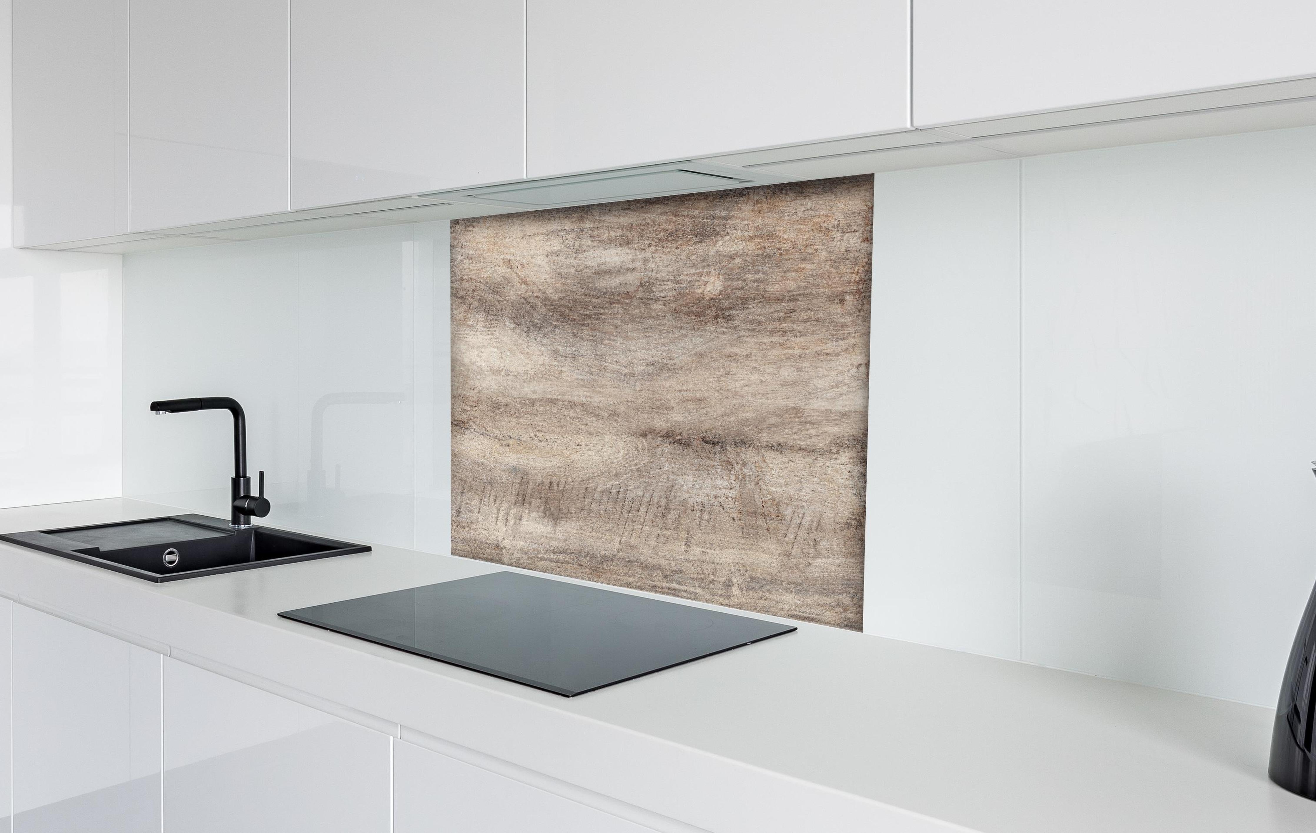 Spritzschutz - Antike Holztextur hinter einem Cerankochfeld zwischen Holz-Kochutensilien