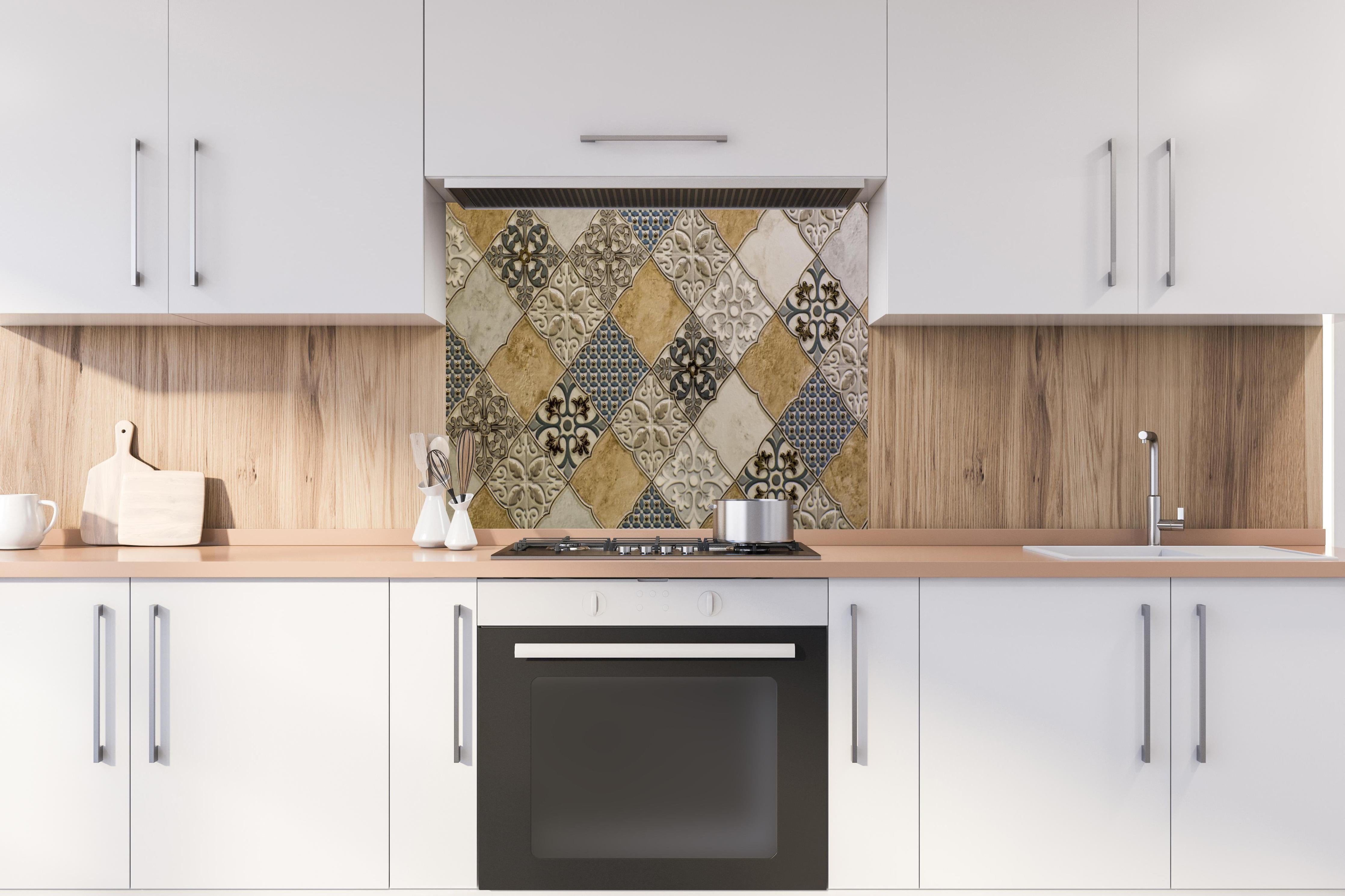 Spritzschutz - Antike Vintage Fliesen mit Mosaikmuster hinter einem Cerankochfeld zwischen Holz-Kochutensilien