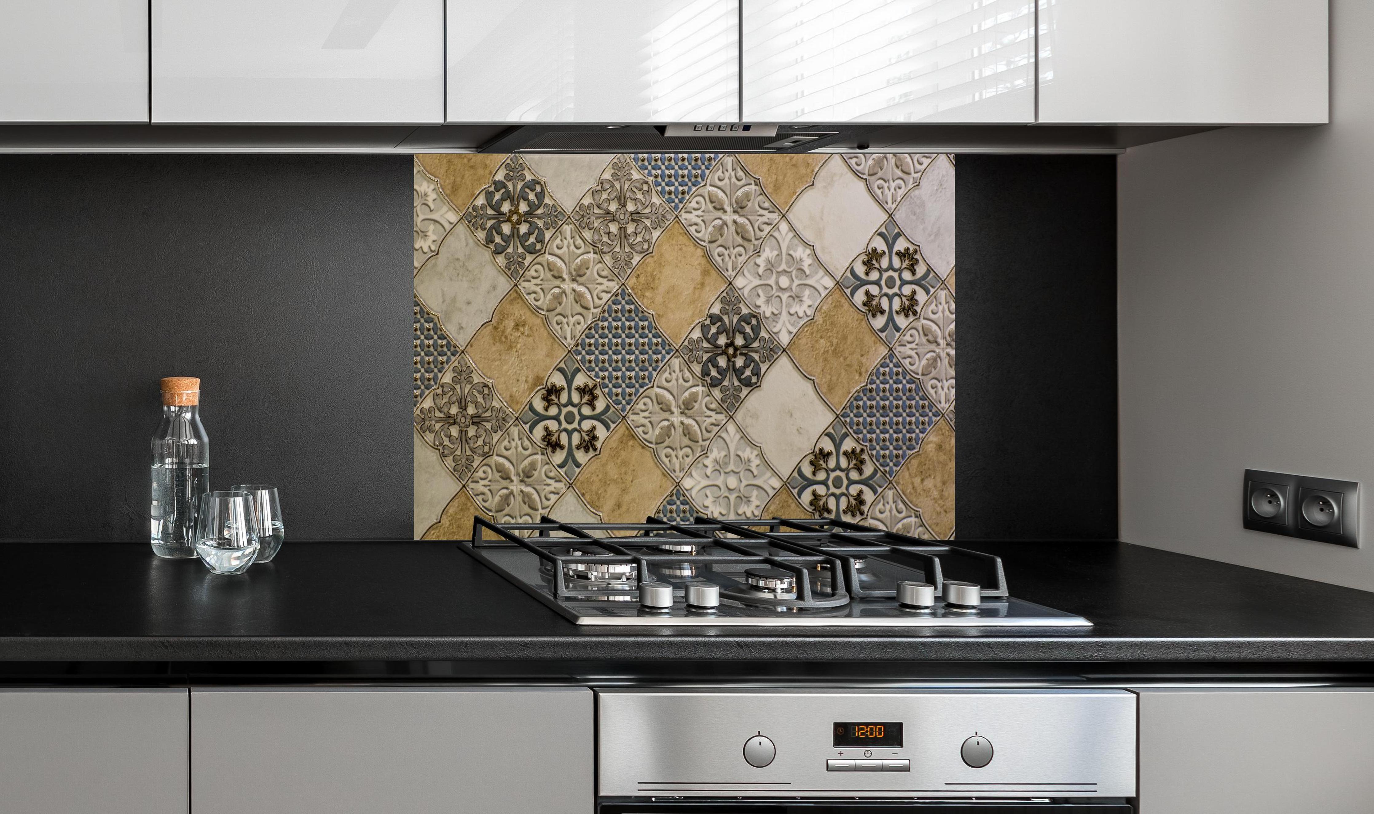 Spritzschutz - Antike Vintage Fliesen mit Mosaikmuster hinter einem Cerankochfeld zwischen Holz-Kochutensilien