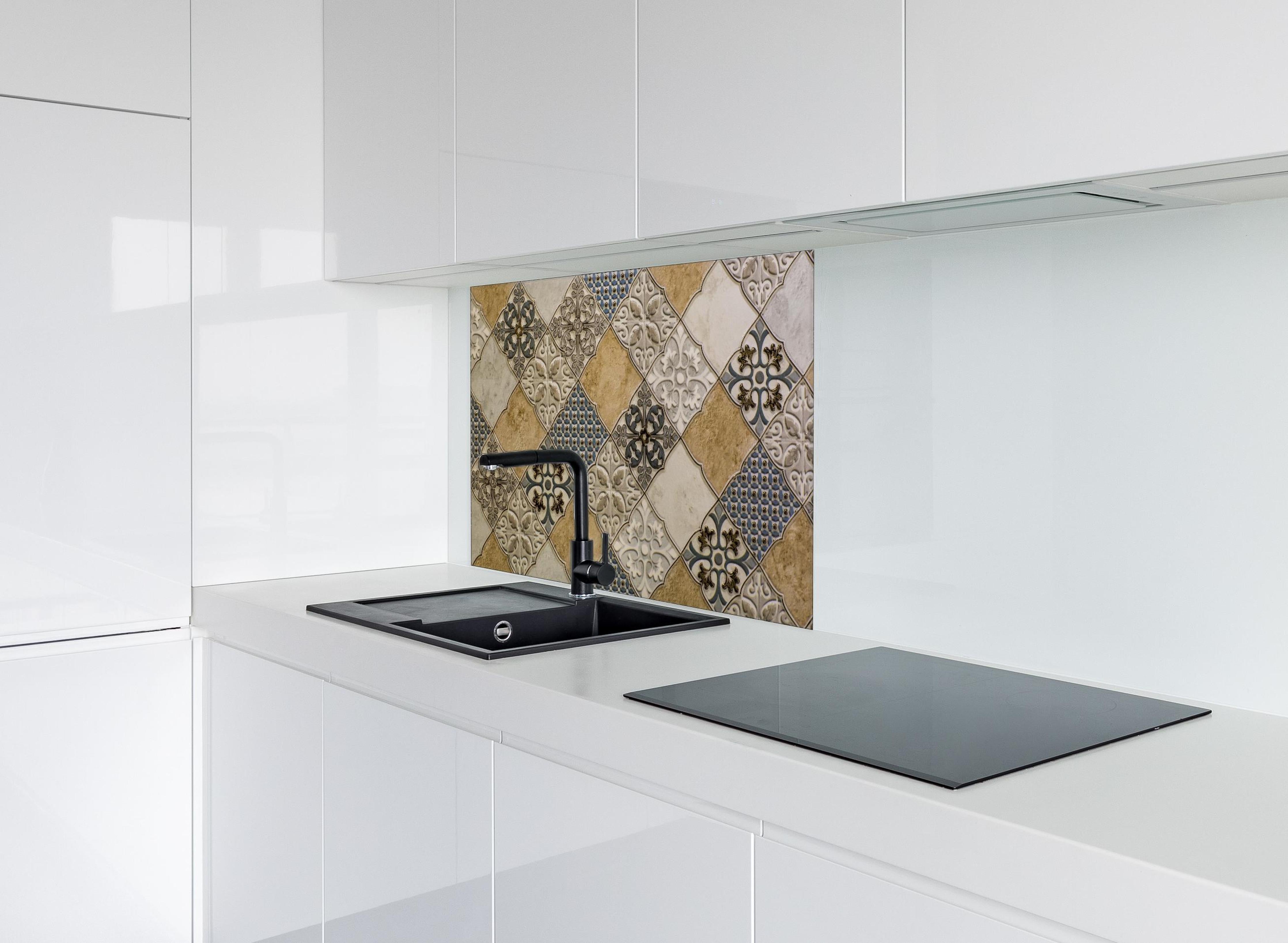 Spritzschutz - Antike Vintage Fliesen mit Mosaikmuster hinter einem Cerankochfeld zwischen Holz-Kochutensilien