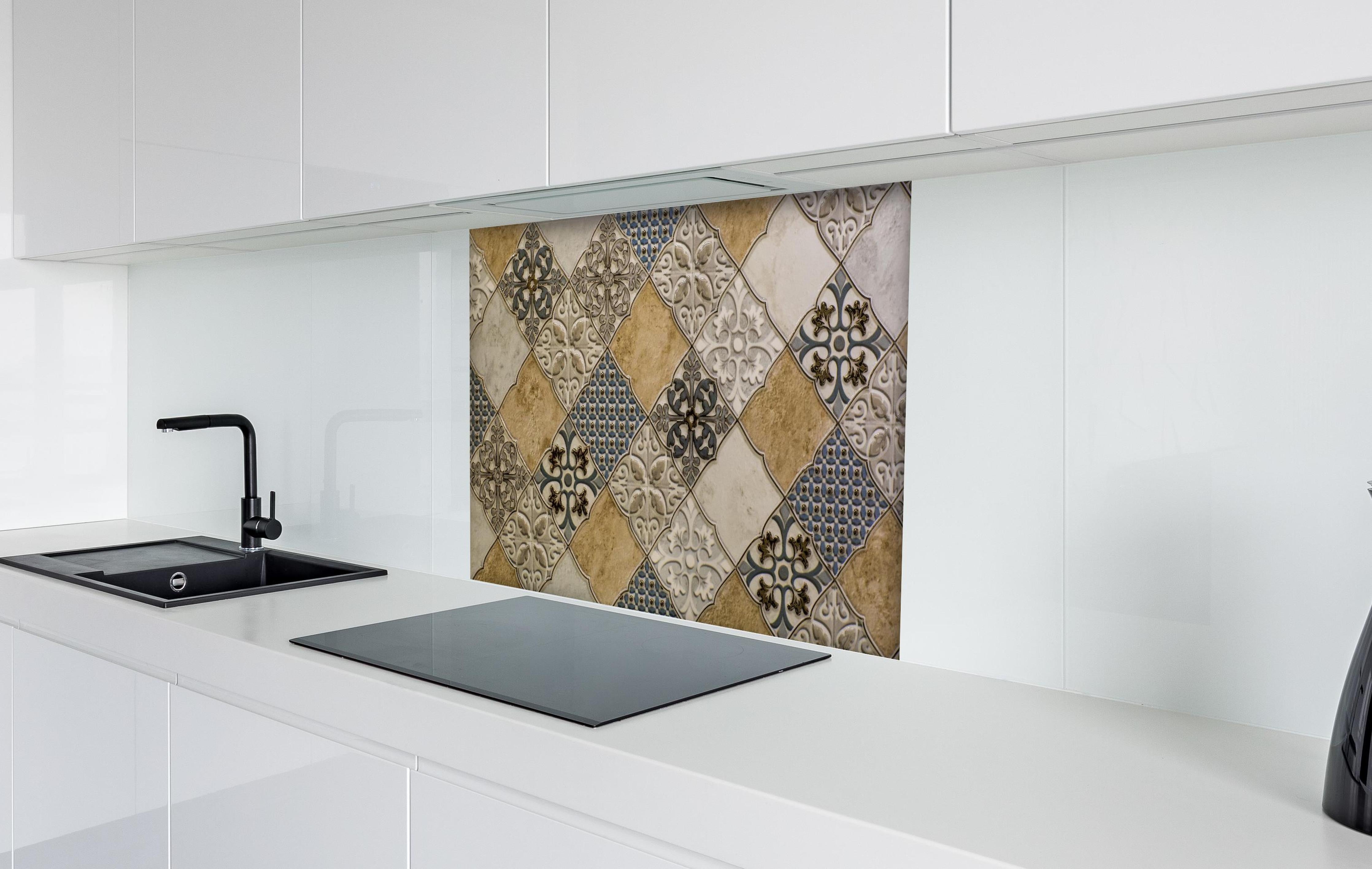 Spritzschutz - Antike Vintage Fliesen mit Mosaikmuster hinter einem Cerankochfeld zwischen Holz-Kochutensilien