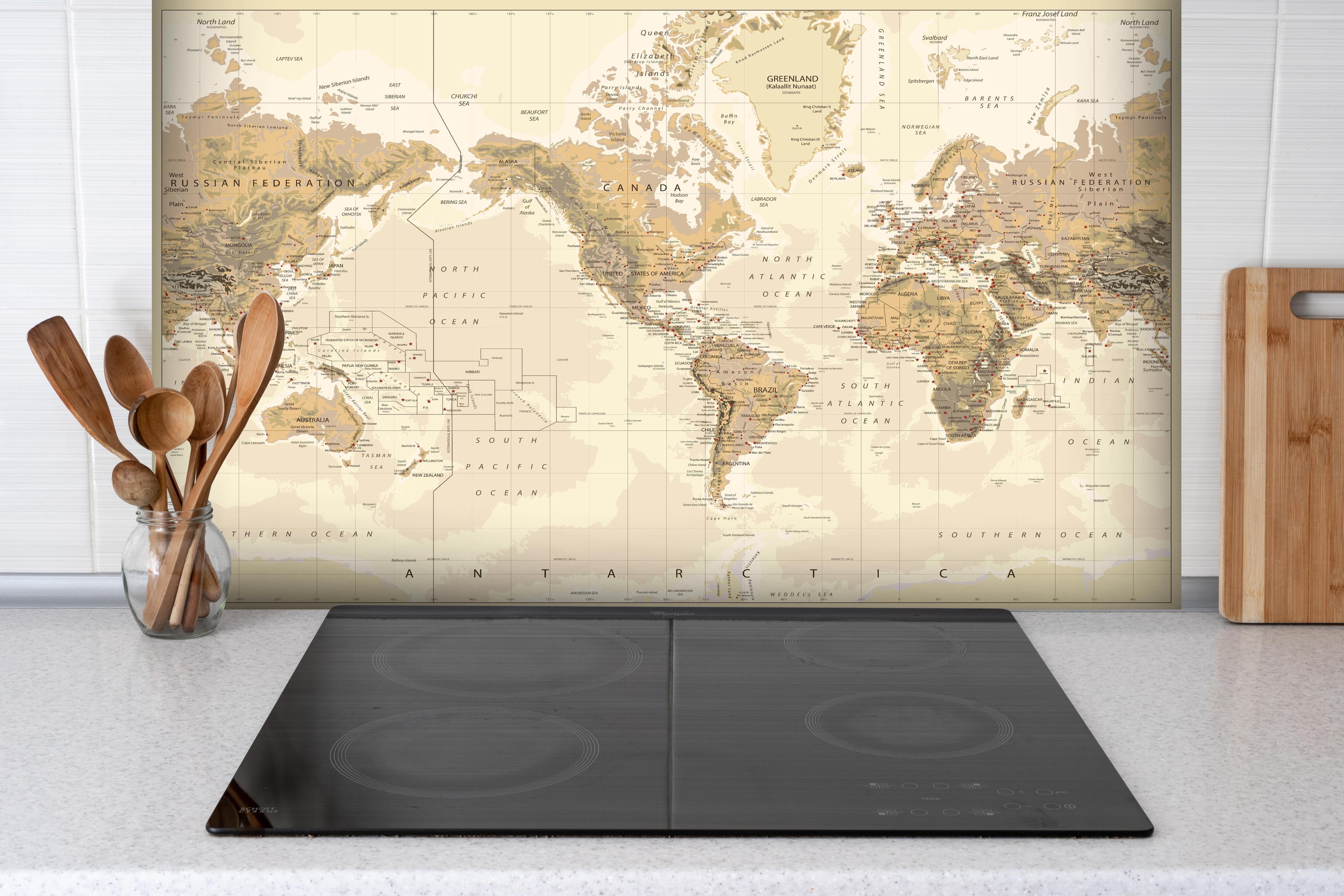 Spritzschutz - Antike Weltkarte Amerika-Zentriert Braun hinter einem Cerankochfeld zwischen Holz-Kochutensilien