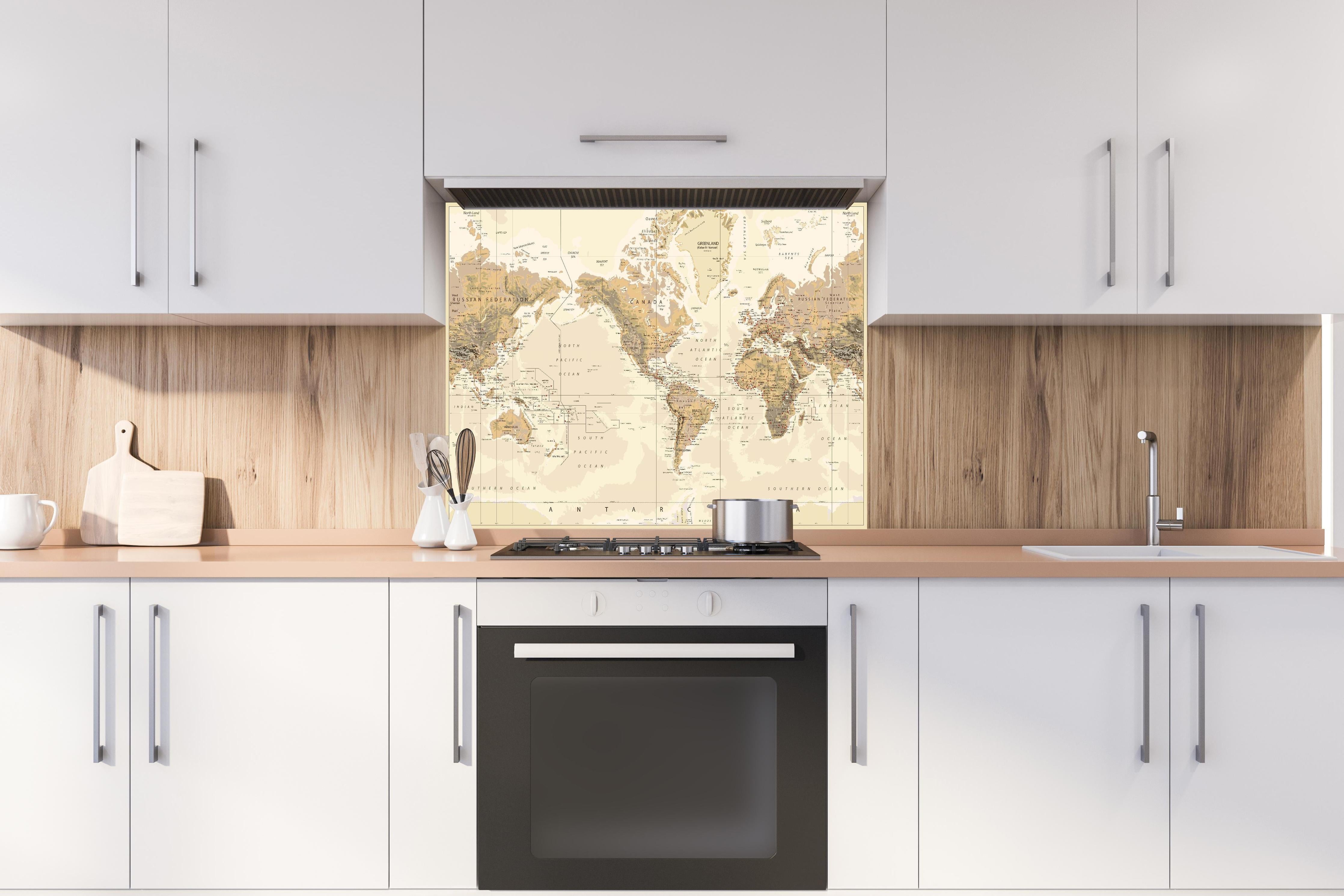 Spritzschutz - Antike Weltkarte Amerika-Zentriert Braun hinter einem Cerankochfeld zwischen Holz-Kochutensilien