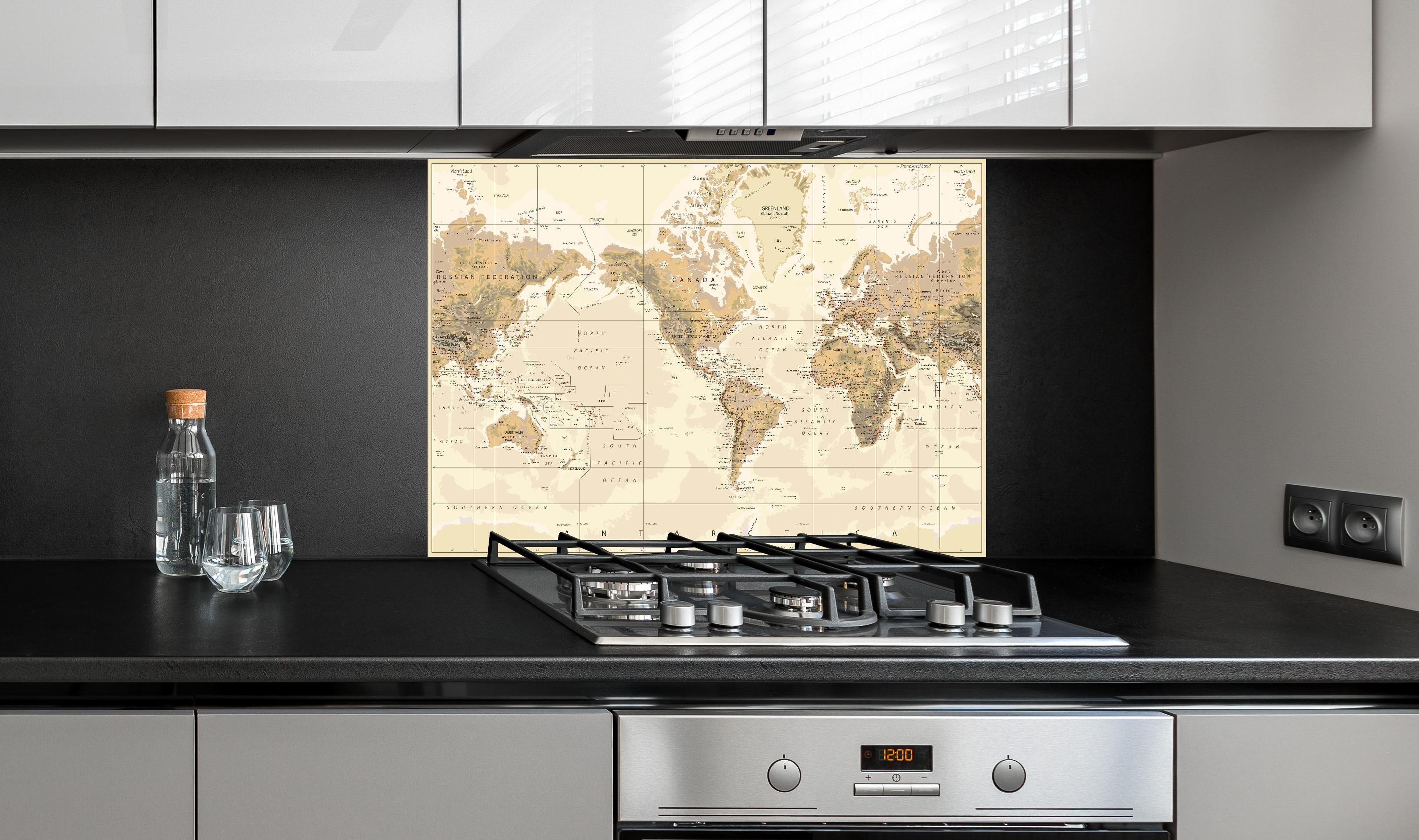 Spritzschutz - Antike Weltkarte Amerika-Zentriert Braun hinter einem Cerankochfeld zwischen Holz-Kochutensilien