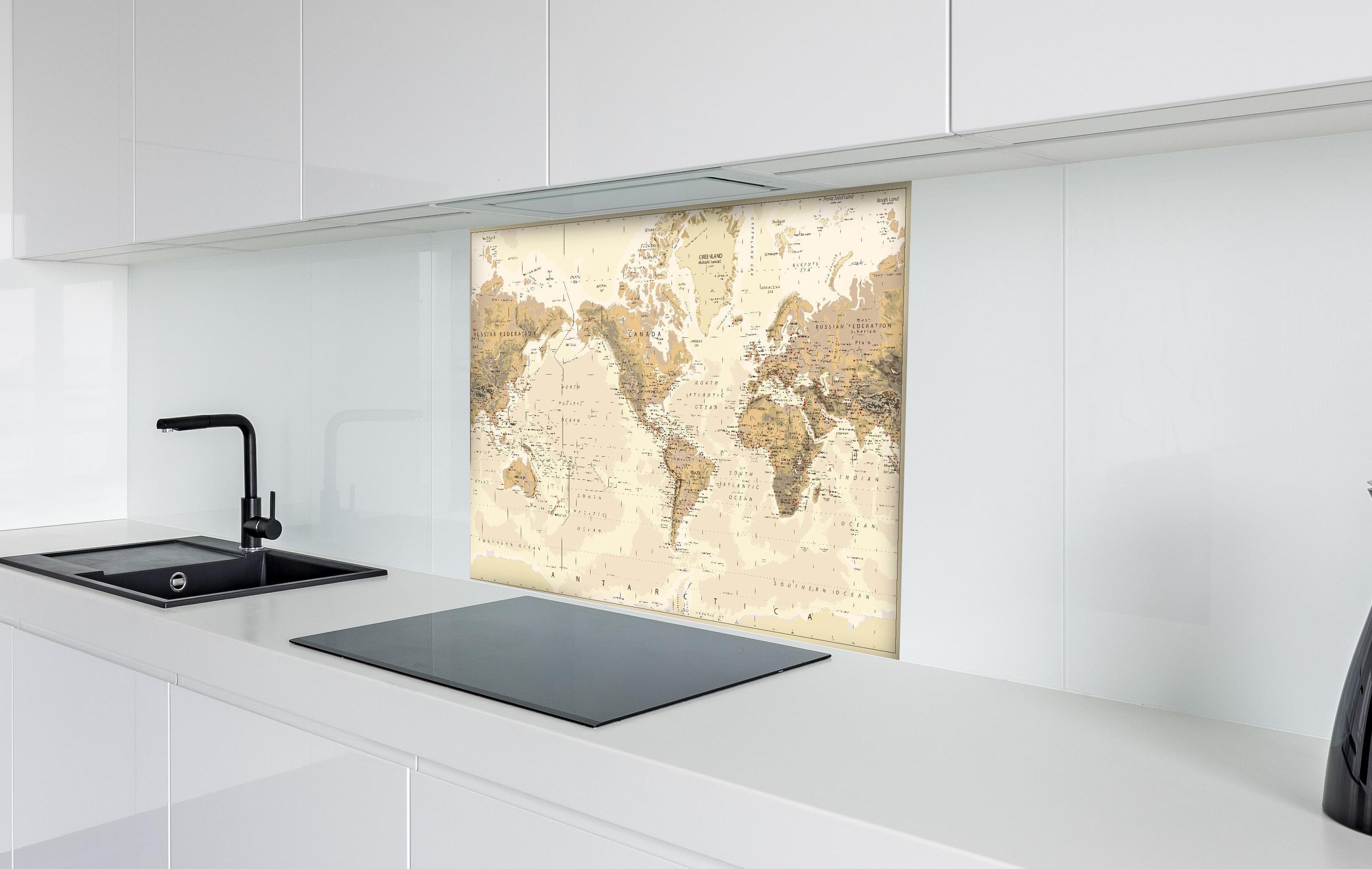 Spritzschutz - Antike Weltkarte Amerika-Zentriert Braun hinter einem Cerankochfeld zwischen Holz-Kochutensilien