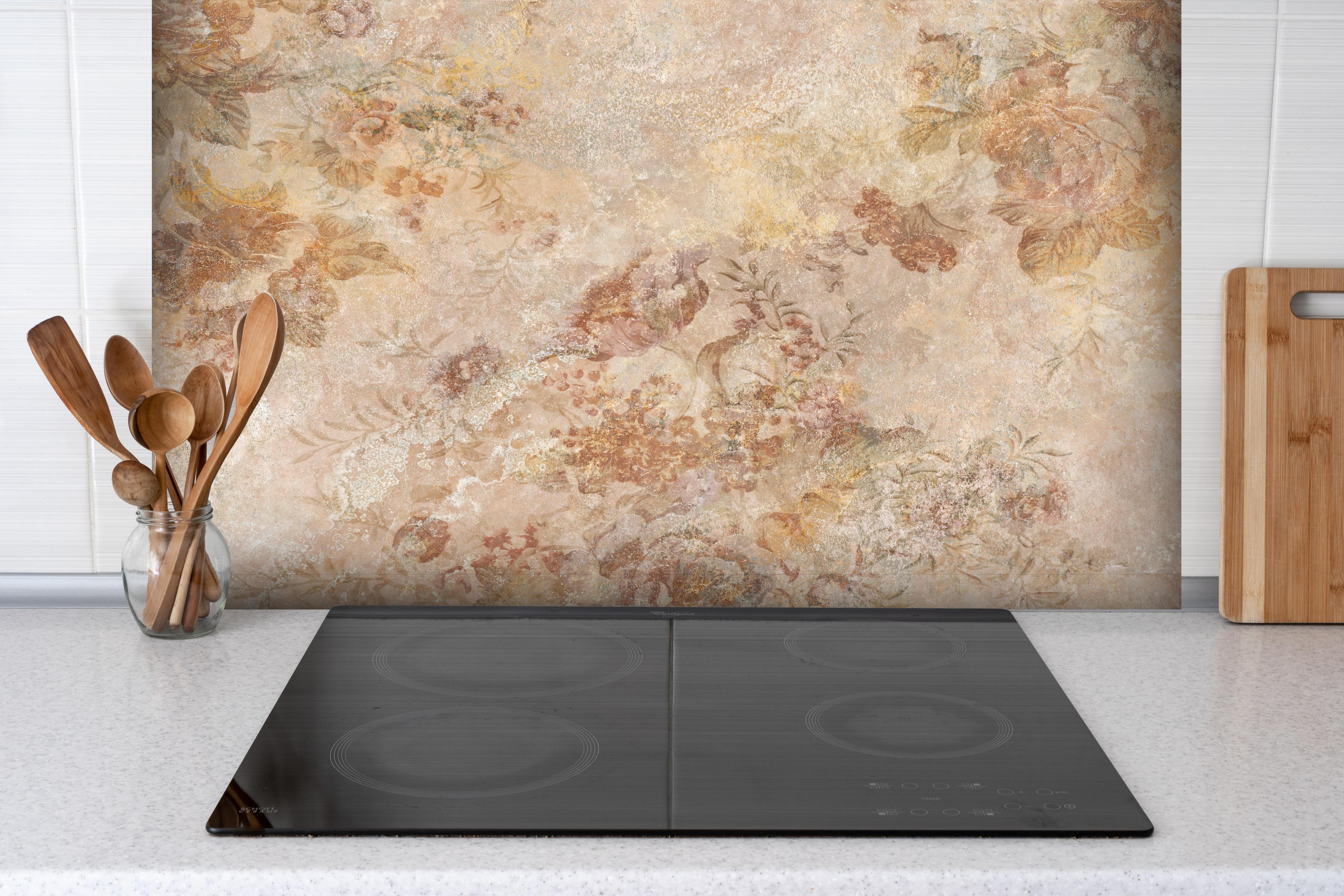 Spritzschutz - Antikes Blumen Design hinter einem Cerankochfeld zwischen Holz-Kochutensilien