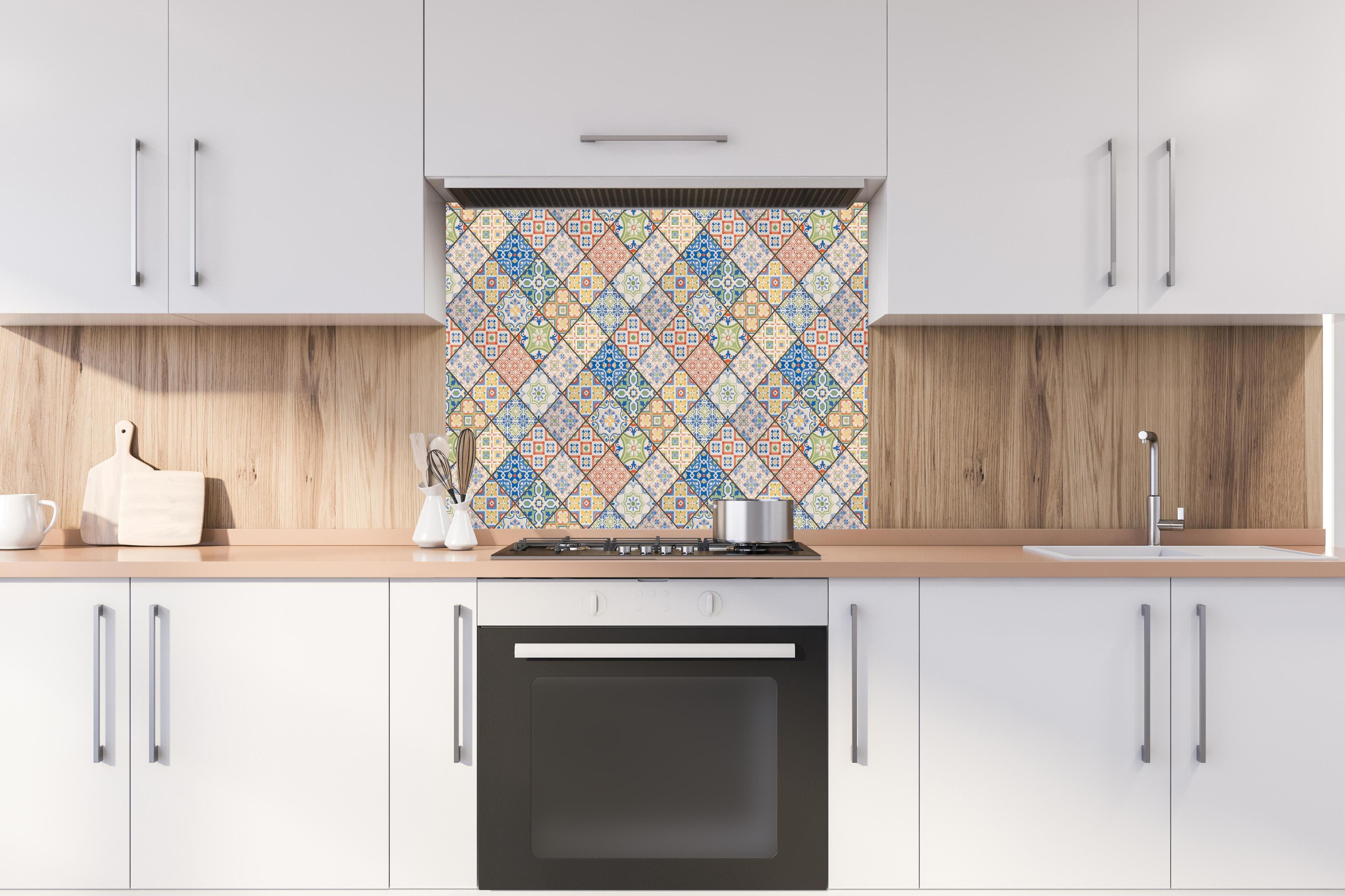 Spritzschutz - Antikes Mosaik Muster - Fliesen hinter einem Cerankochfeld zwischen Holz-Kochutensilien