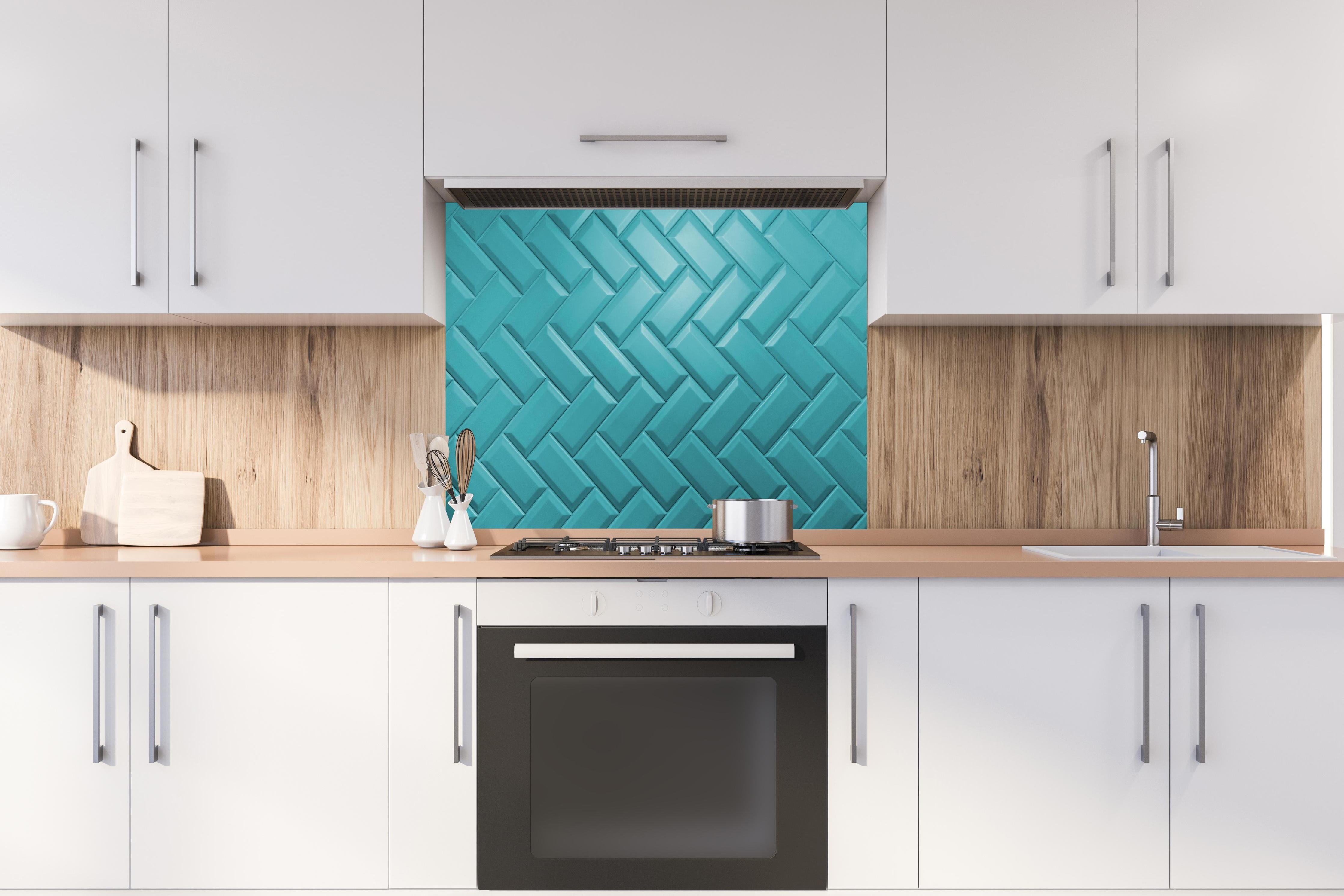 Spritzschutz - Aqua Matte Keramikfliesen hinter einem Cerankochfeld zwischen Holz-Kochutensilien