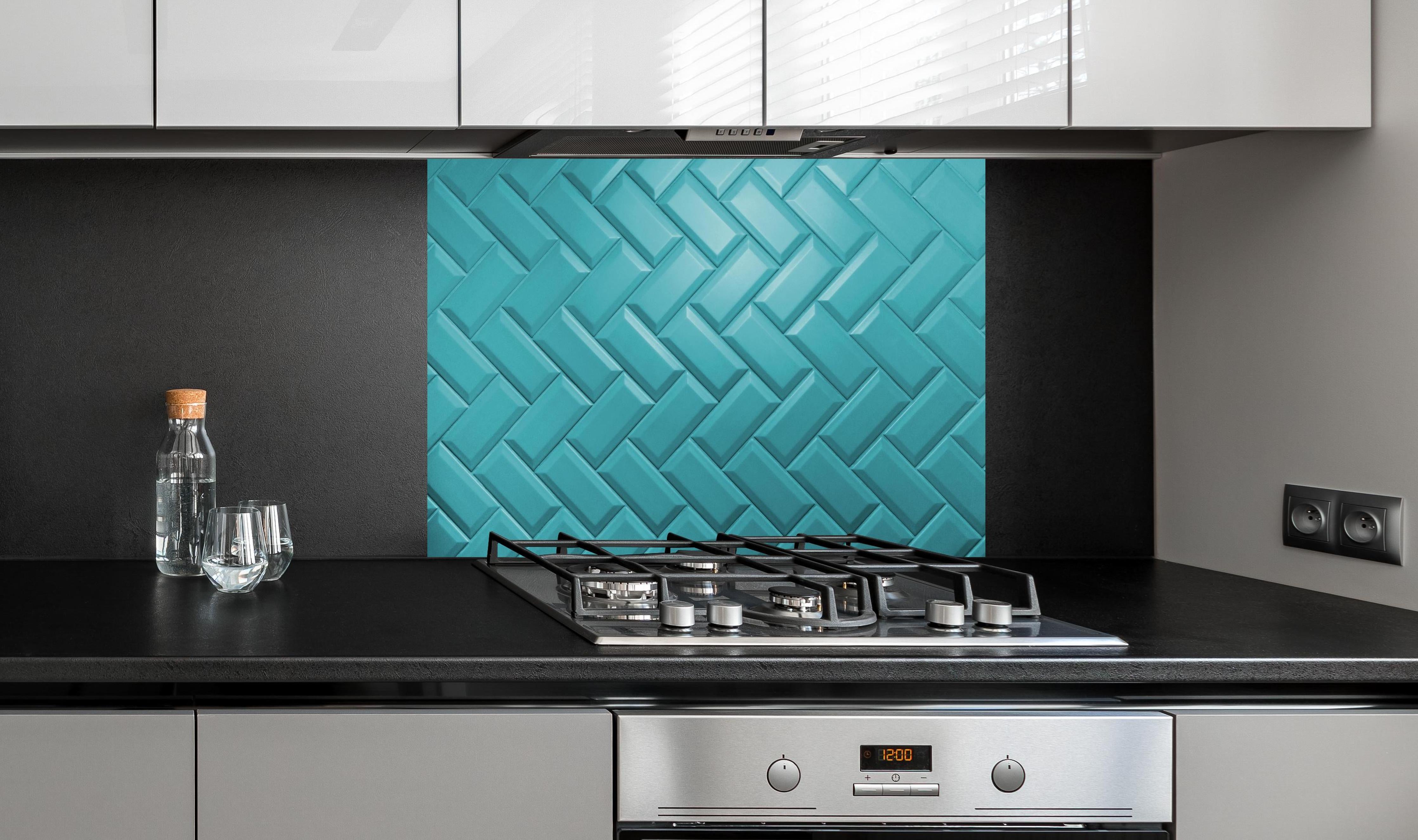 Spritzschutz - Aqua Matte Keramikfliesen hinter einem Cerankochfeld zwischen Holz-Kochutensilien