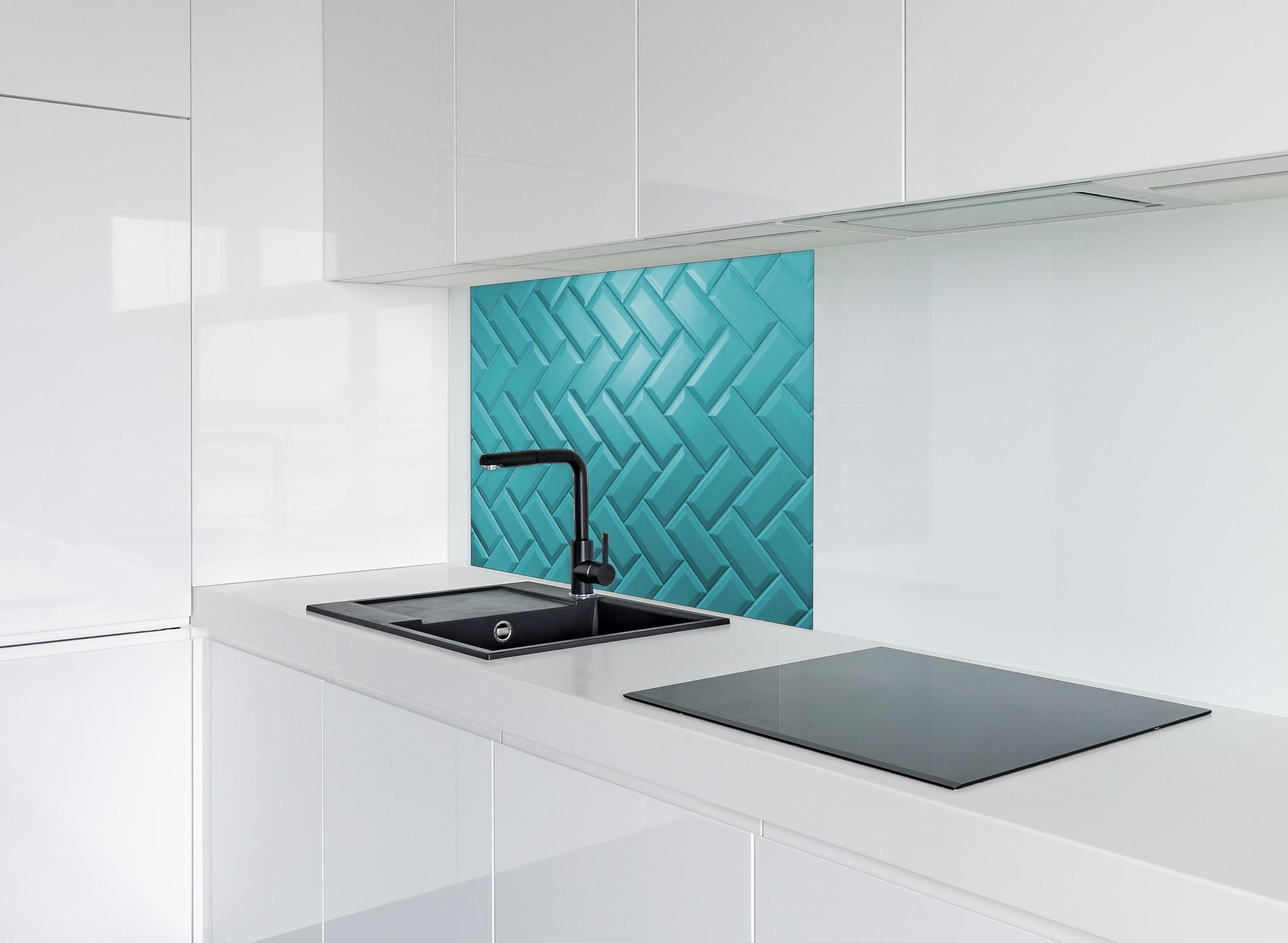 Spritzschutz - Aqua Matte Keramikfliesen hinter einem Cerankochfeld zwischen Holz-Kochutensilien