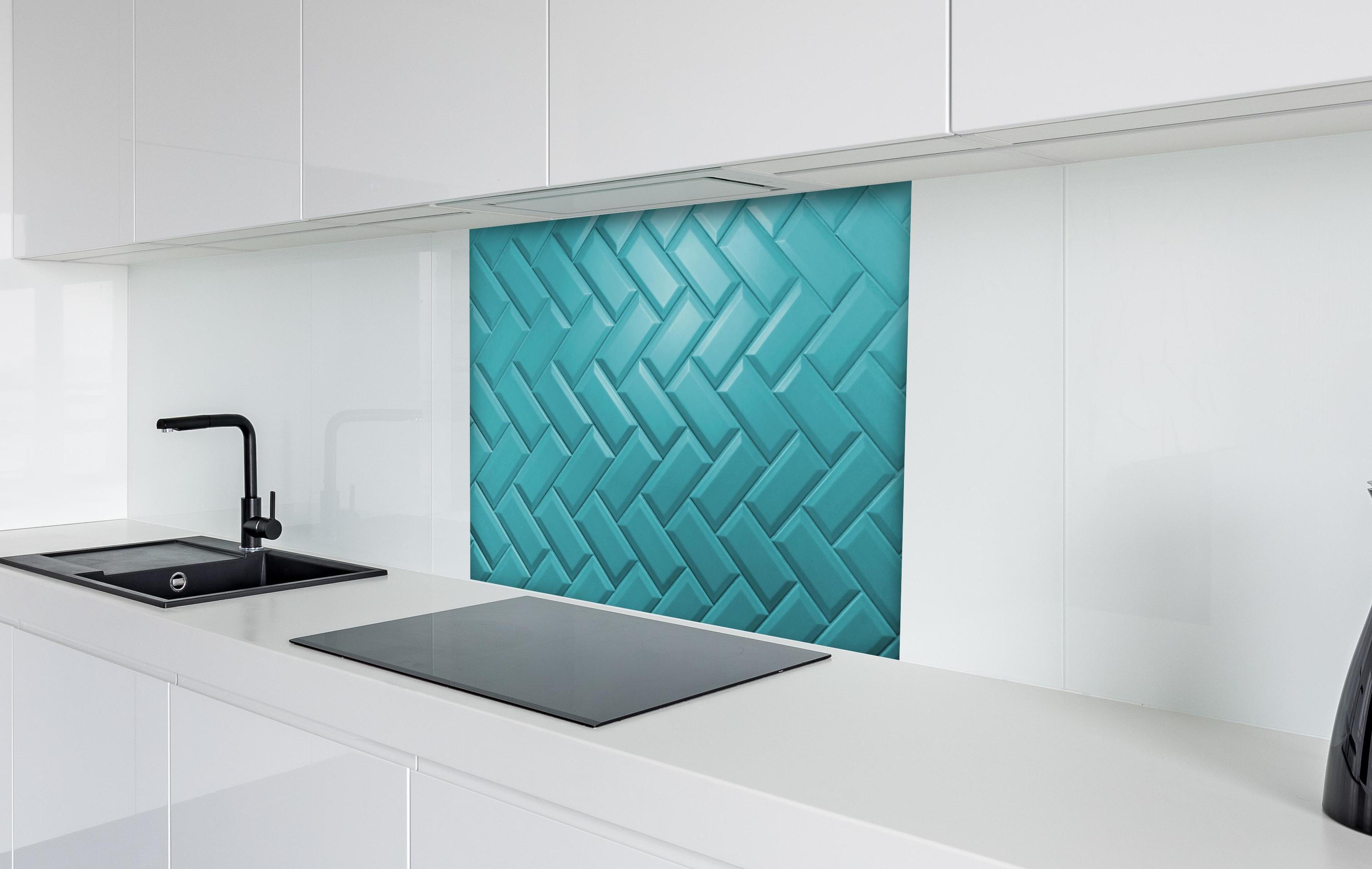 Spritzschutz - Aqua Matte Keramikfliesen hinter einem Cerankochfeld zwischen Holz-Kochutensilien