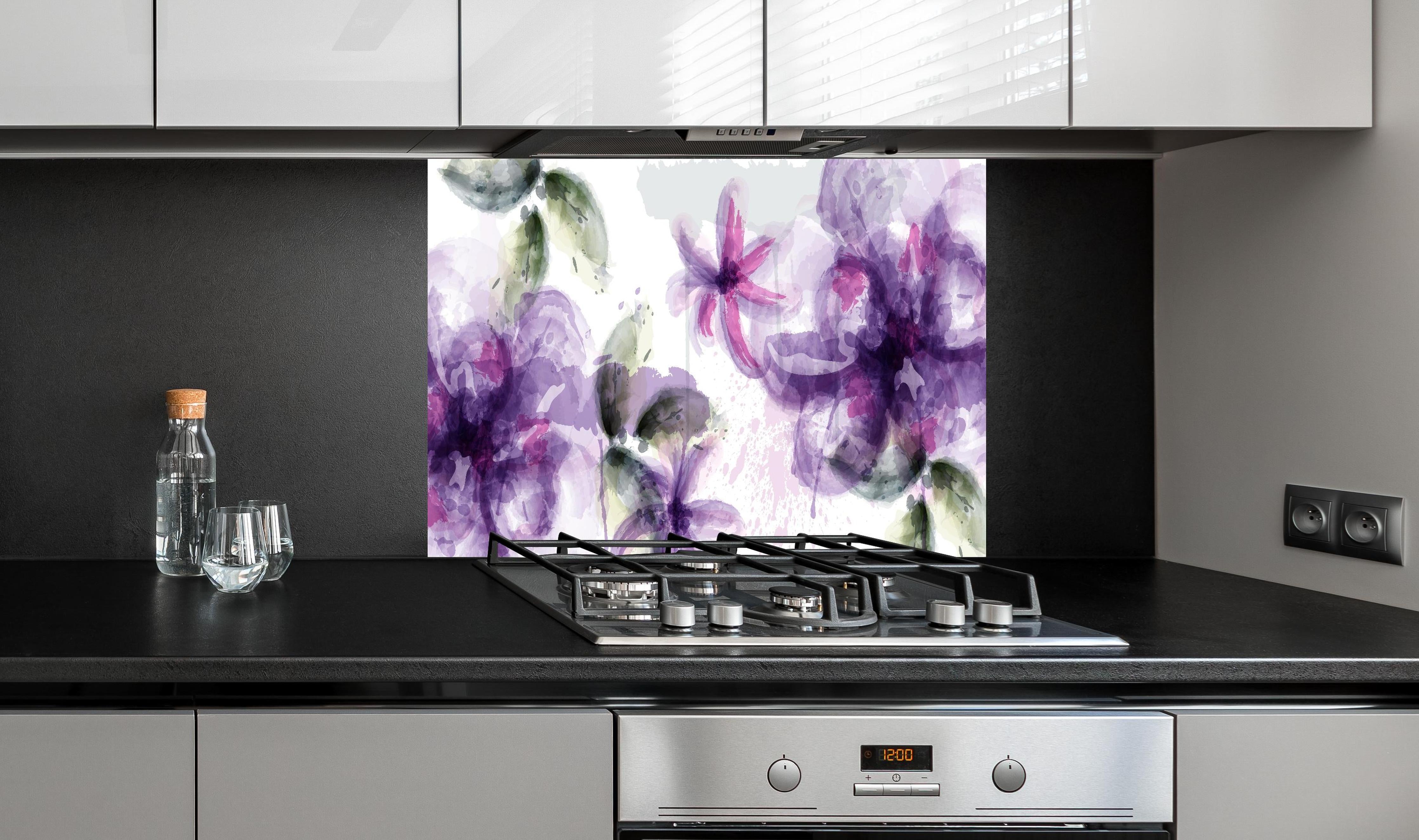 Spritzschutz - Aquarall Blumen hinter einem Cerankochfeld zwischen Holz-Kochutensilien