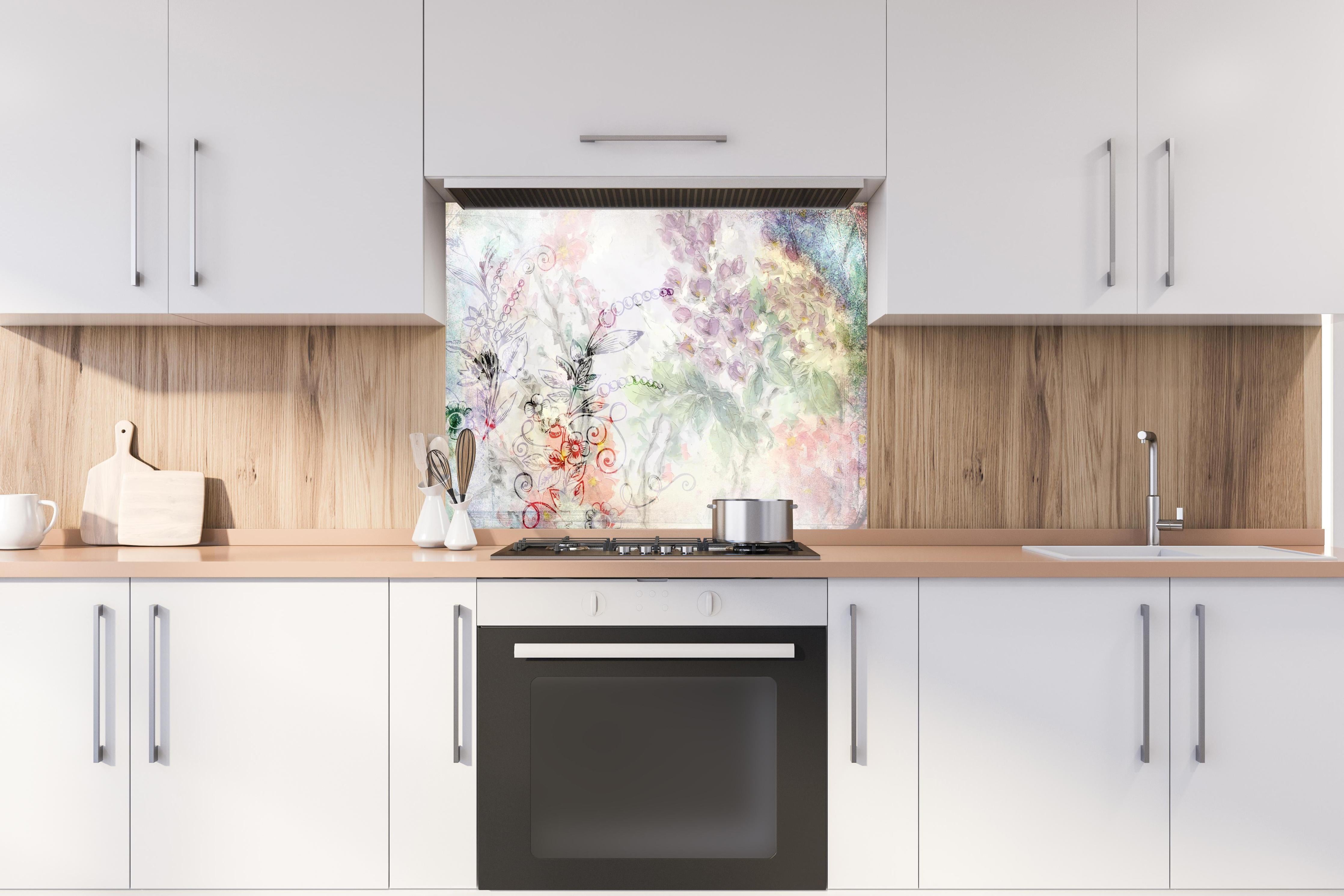 Spritzschutz - Aquarell Blumenkunst in Pastellfarben hinter einem Cerankochfeld zwischen Holz-Kochutensilien