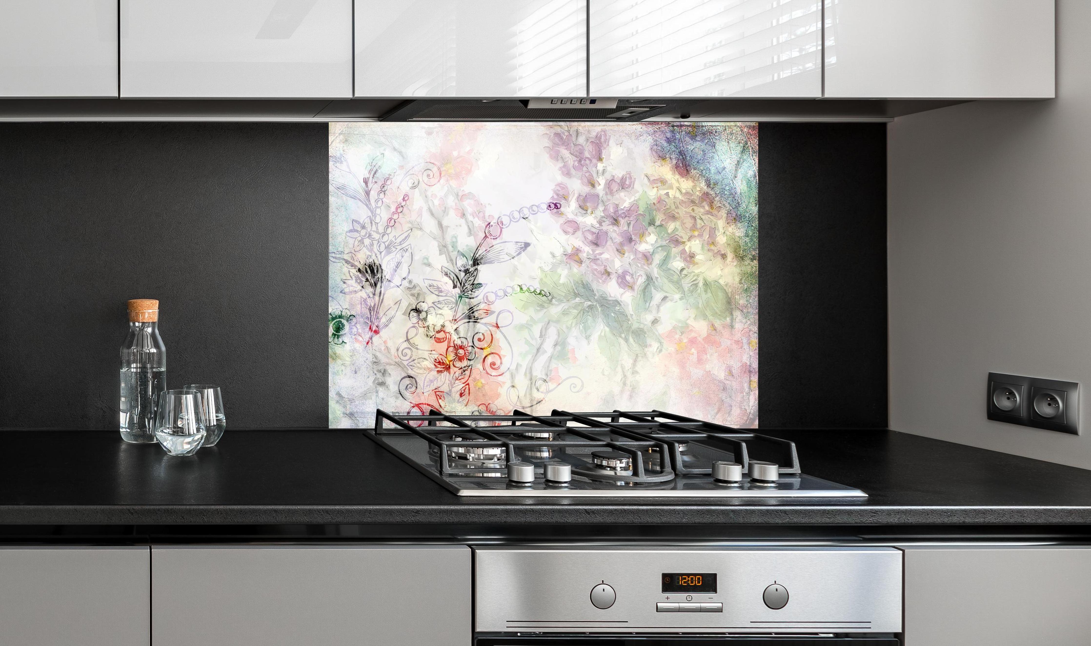 Spritzschutz - Aquarell Blumenkunst in Pastellfarben hinter einem Cerankochfeld zwischen Holz-Kochutensilien