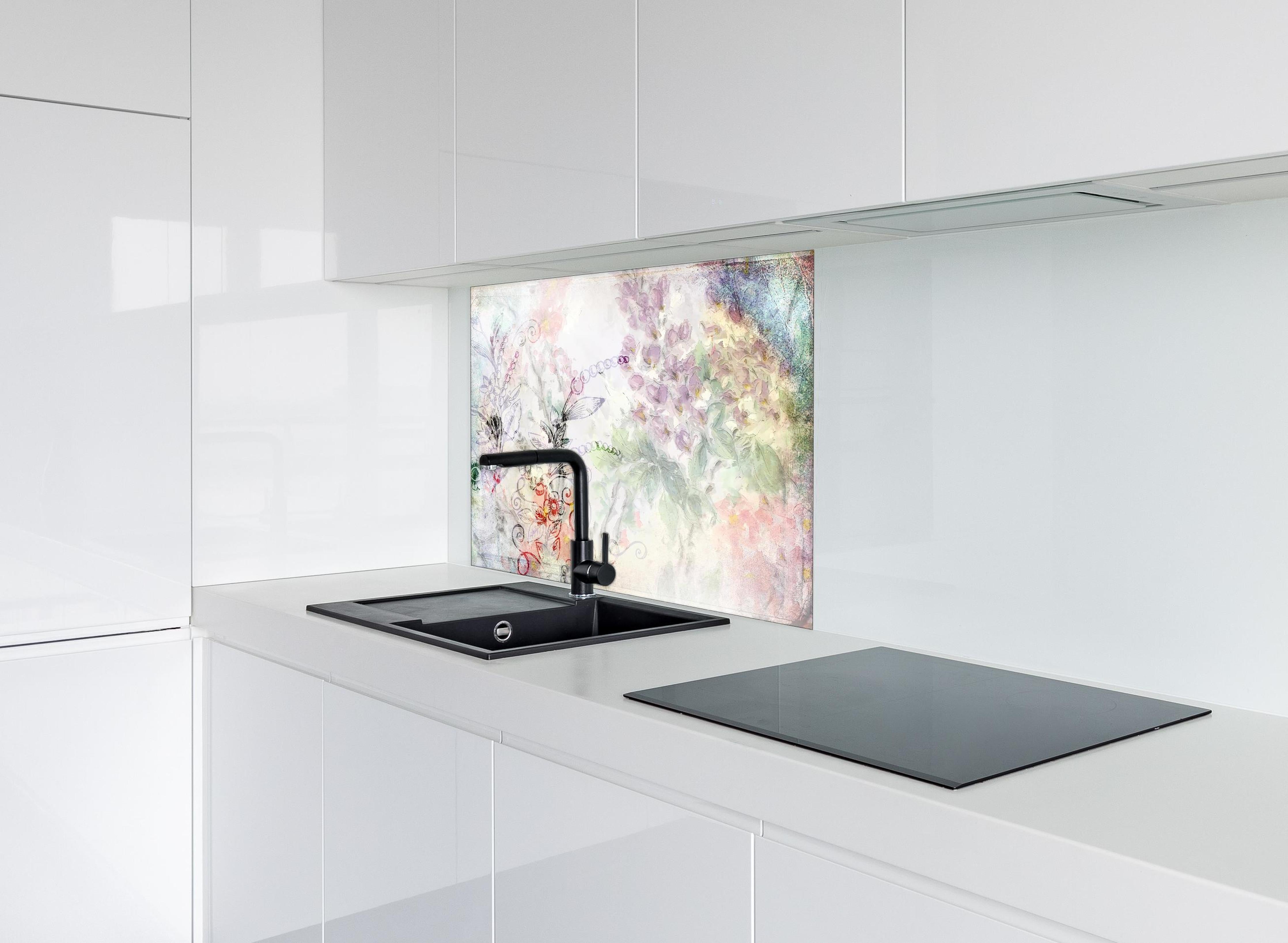 Spritzschutz - Aquarell Blumenkunst in Pastellfarben hinter einem Cerankochfeld zwischen Holz-Kochutensilien