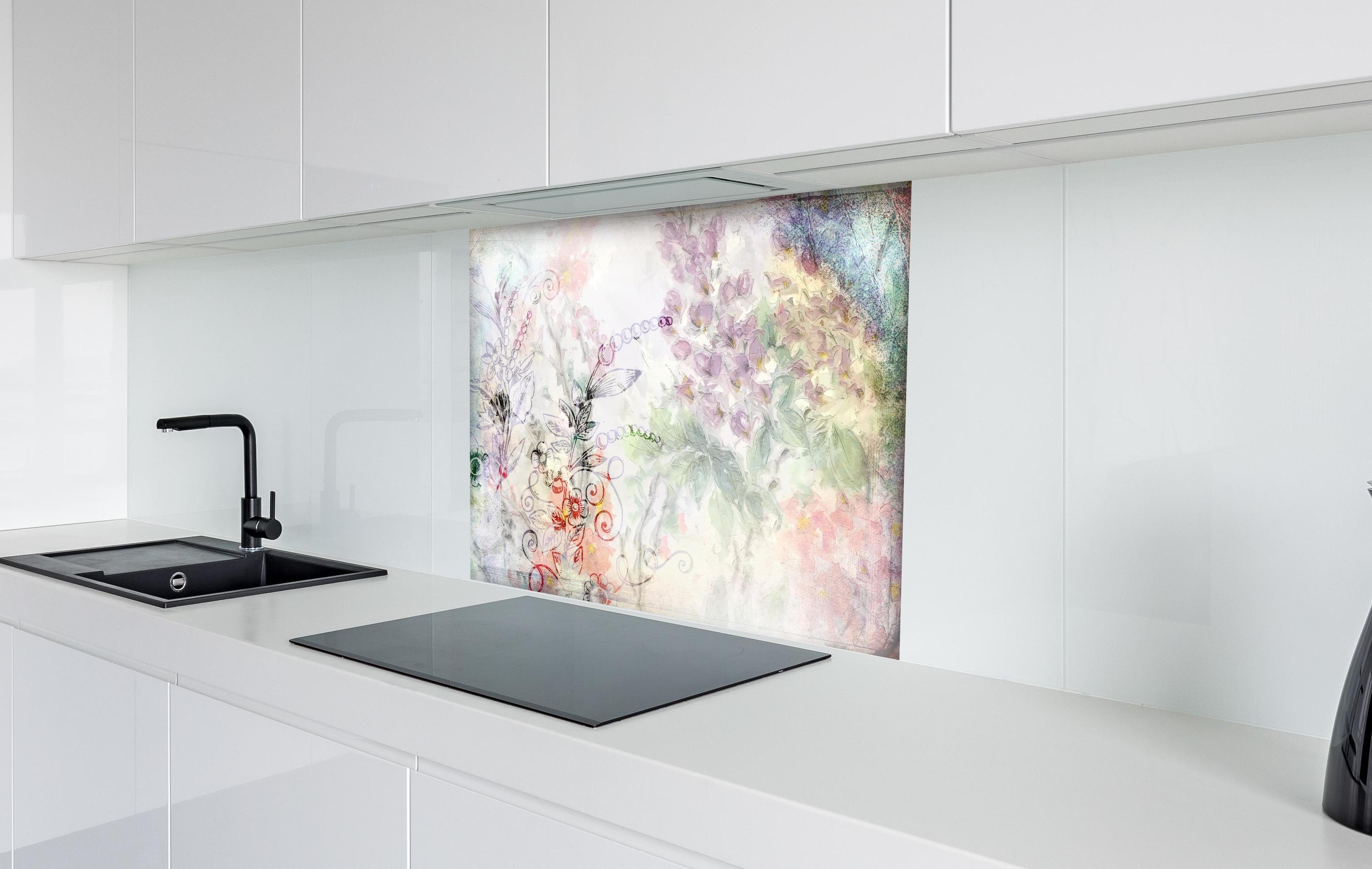 Spritzschutz - Aquarell Blumenkunst in Pastellfarben hinter einem Cerankochfeld zwischen Holz-Kochutensilien