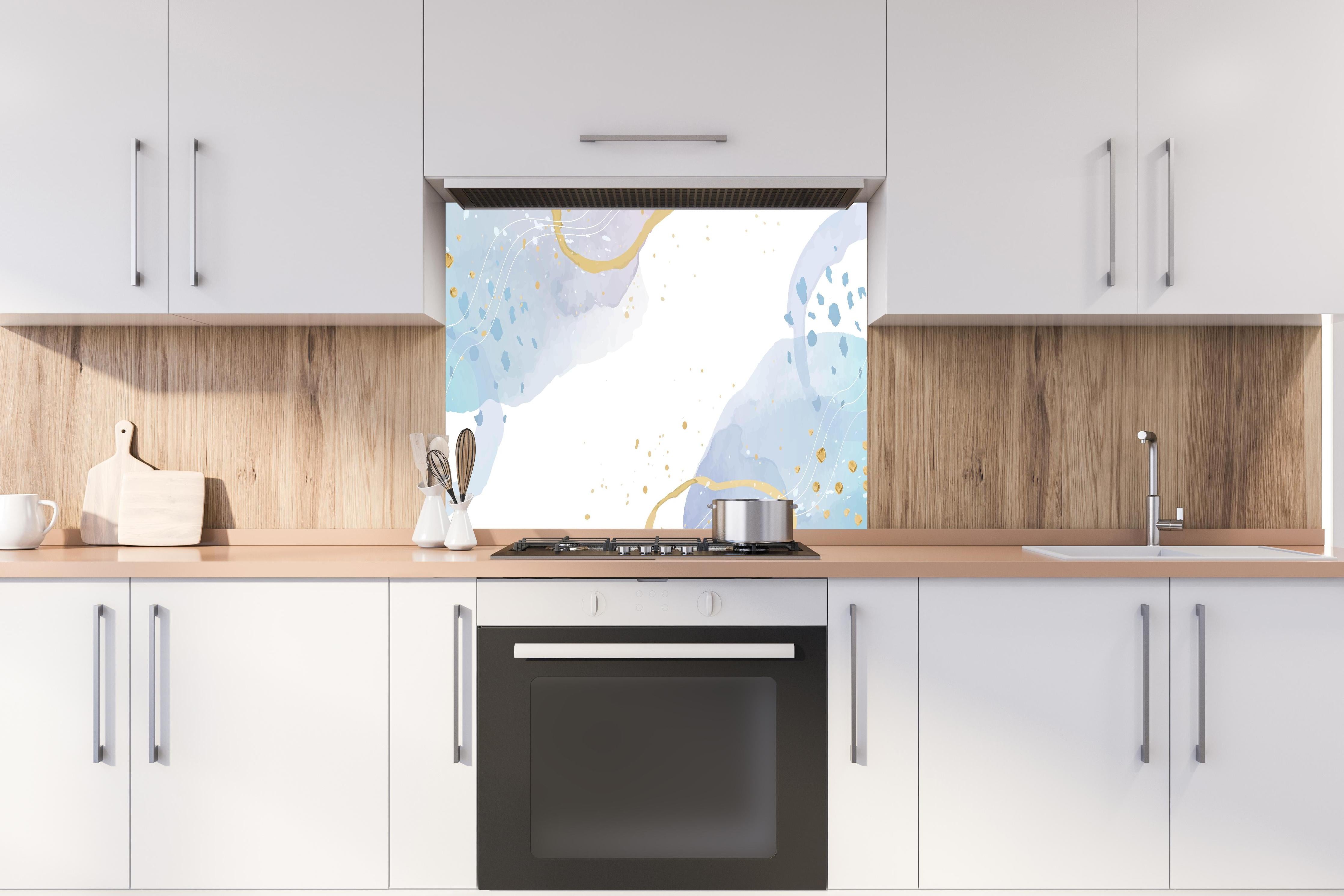 Spritzschutz - Aquarell Himmel mit goldenen Akzenten hinter einem Cerankochfeld zwischen Holz-Kochutensilien