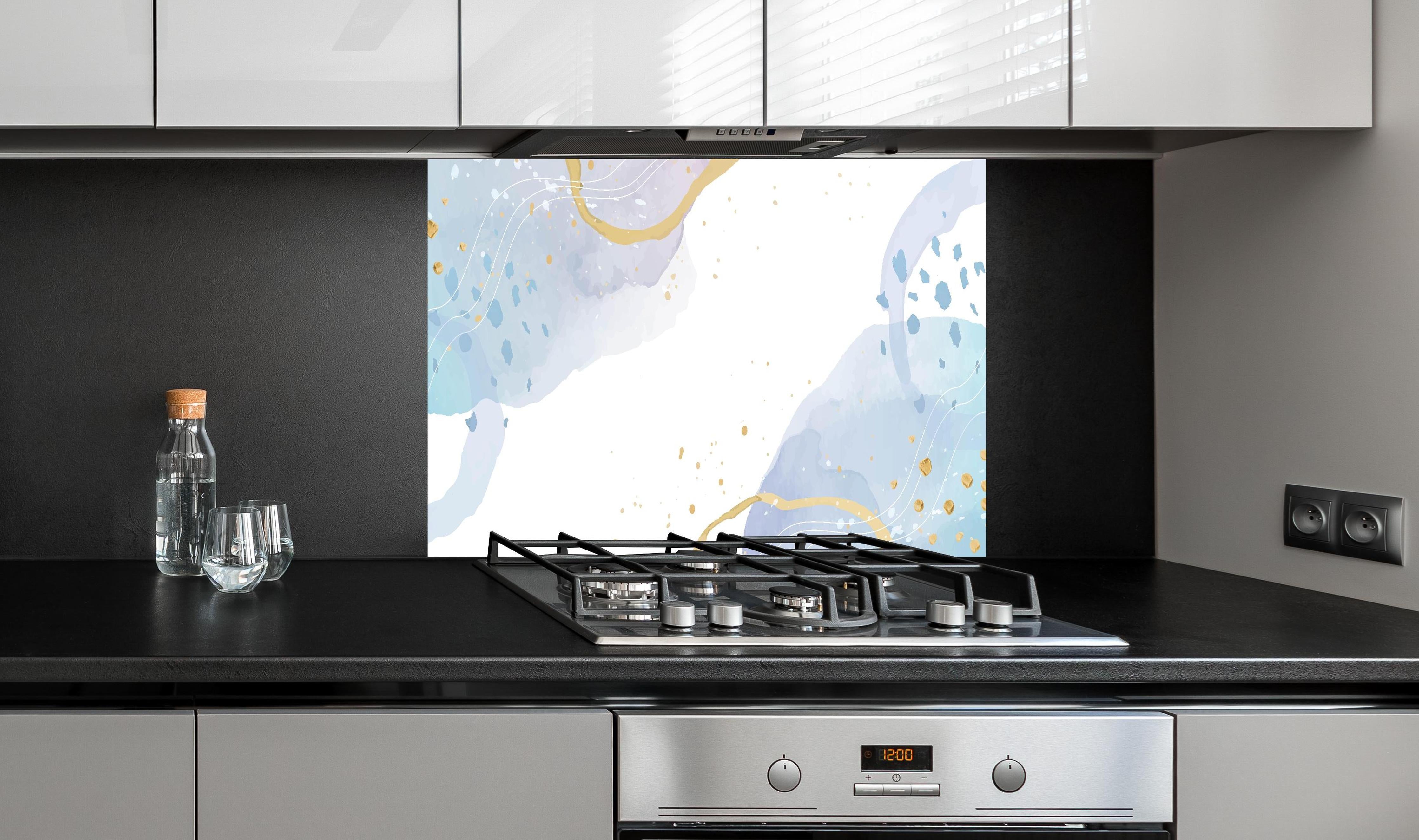 Spritzschutz - Aquarell Himmel mit goldenen Akzenten hinter einem Cerankochfeld zwischen Holz-Kochutensilien