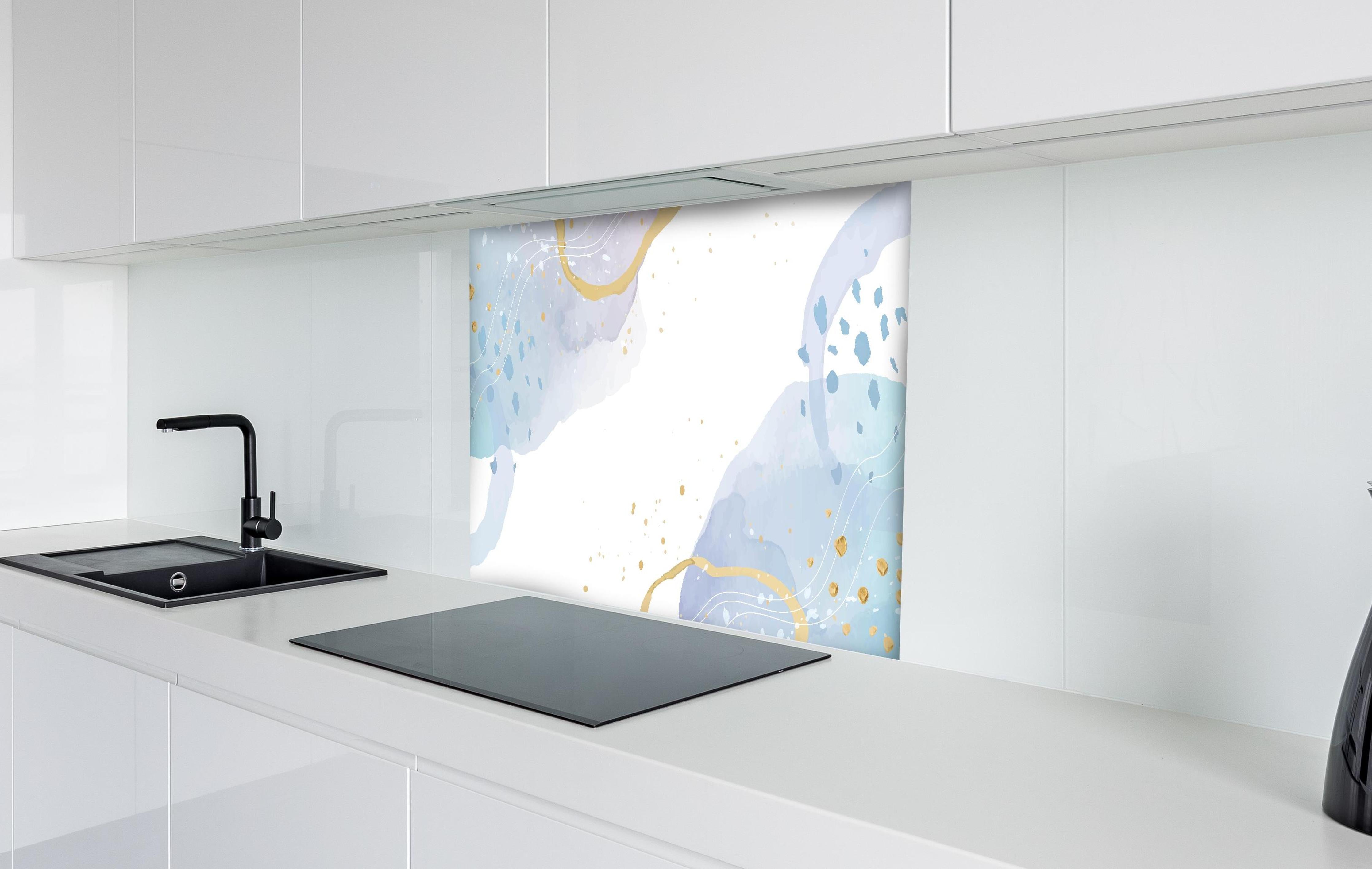 Spritzschutz - Aquarell Himmel mit goldenen Akzenten hinter einem Cerankochfeld zwischen Holz-Kochutensilien
