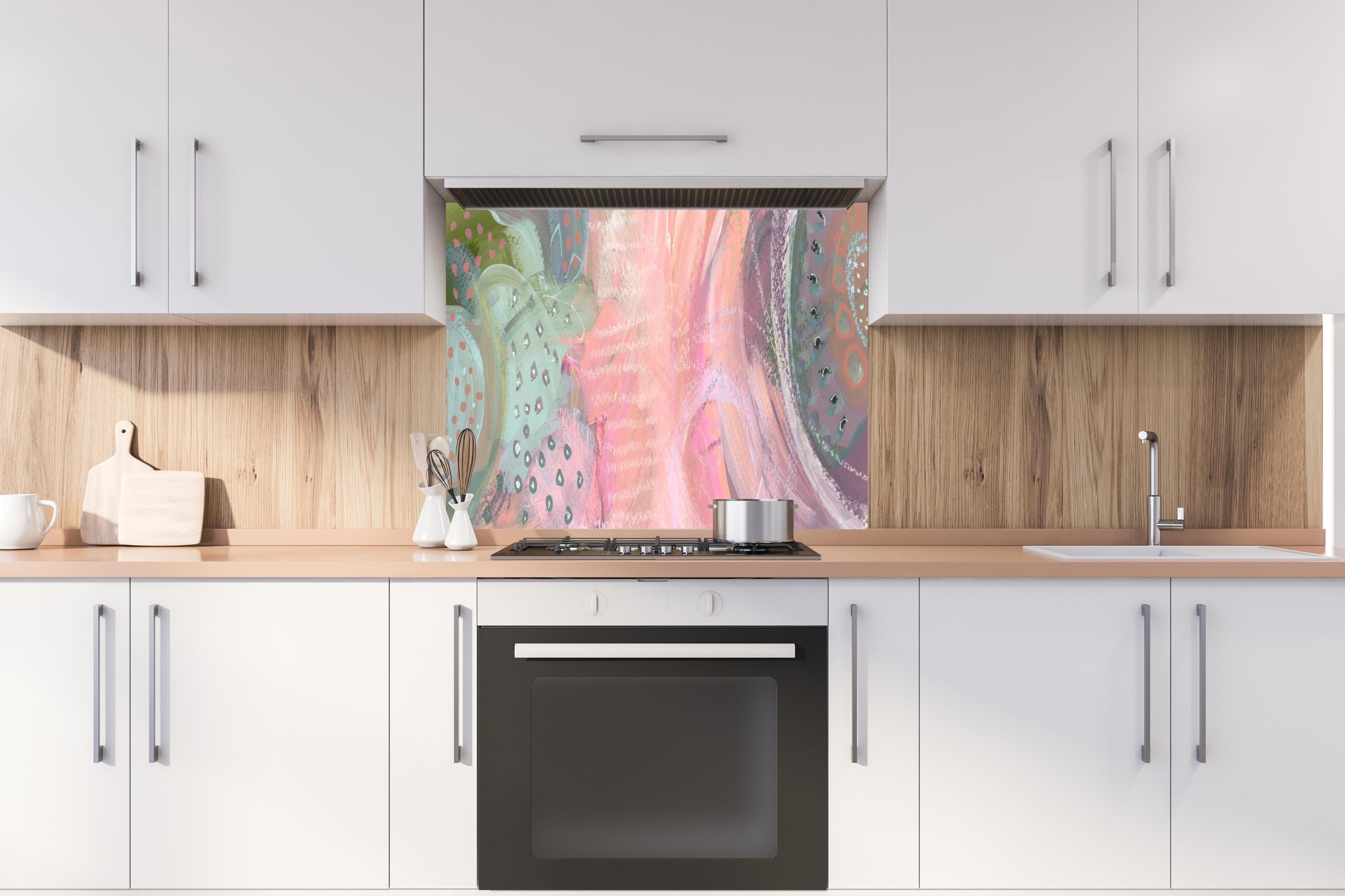 Spritzschutz - Aquarell Kunst - Fleck Malerei hinter einem Cerankochfeld zwischen Holz-Kochutensilien