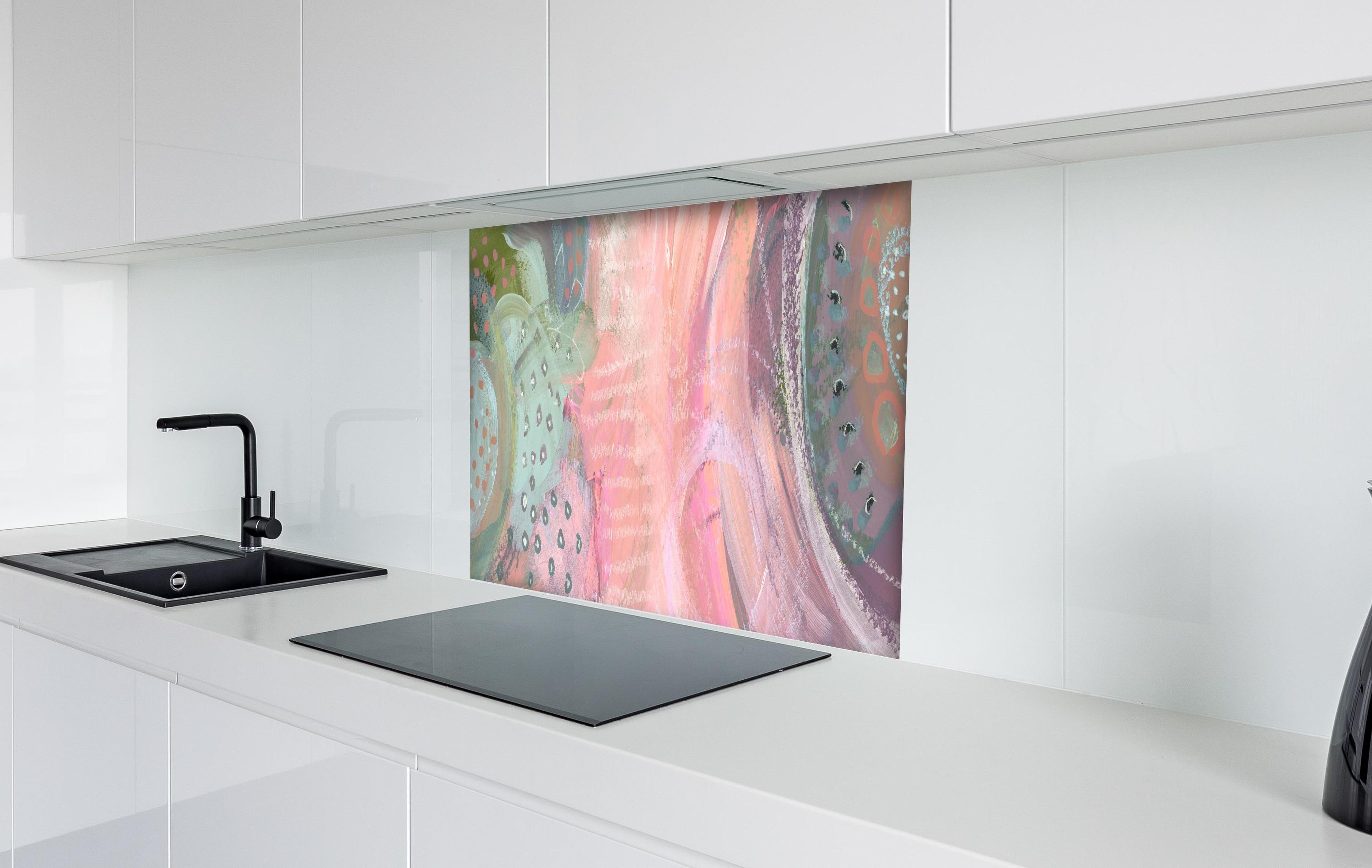 Spritzschutz - Aquarell Kunst - Fleck Malerei hinter einem Cerankochfeld zwischen Holz-Kochutensilien