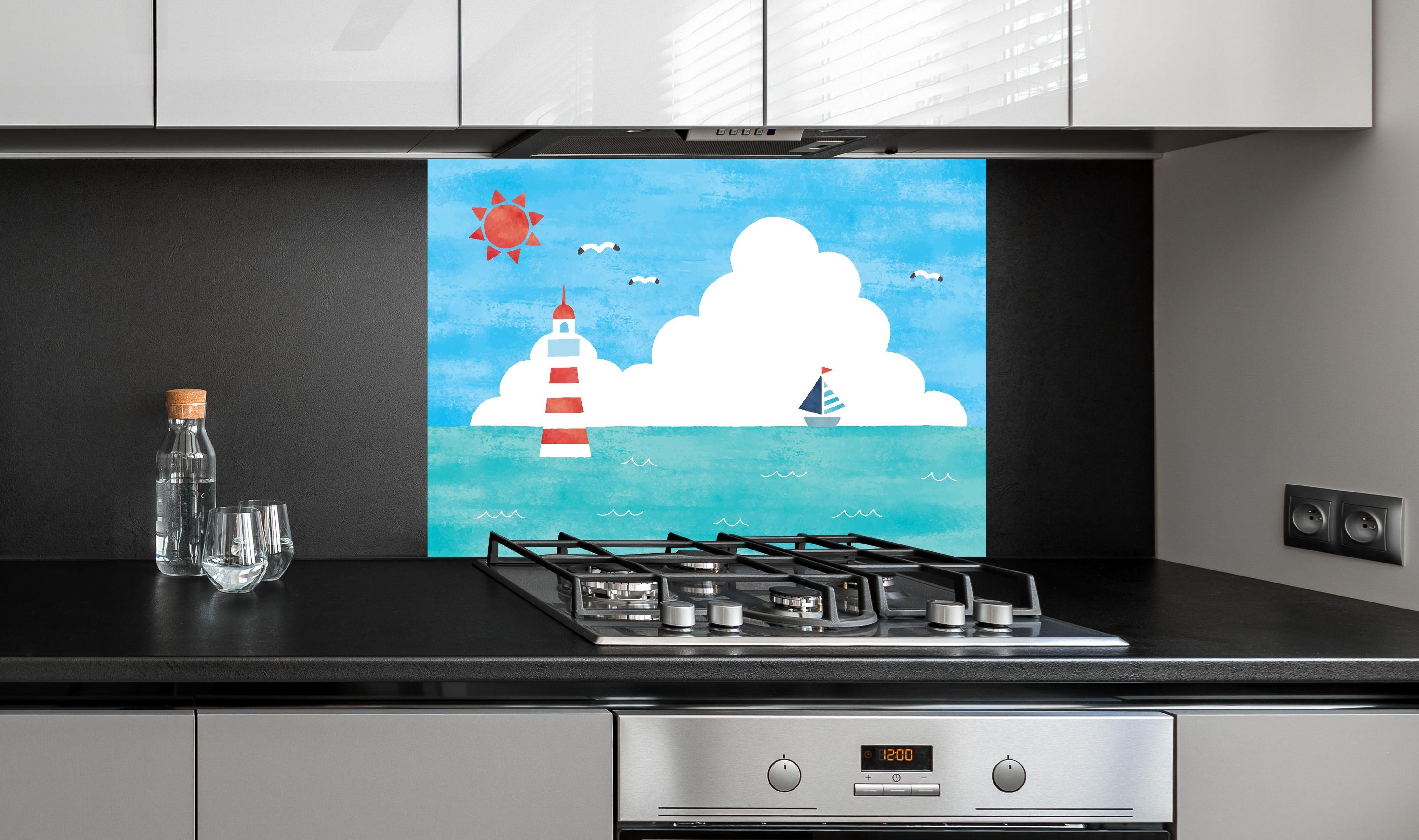 Spritzschutz - Aquarell Leuchtturm Segelboot Sonne hinter einem Cerankochfeld zwischen Holz-Kochutensilien