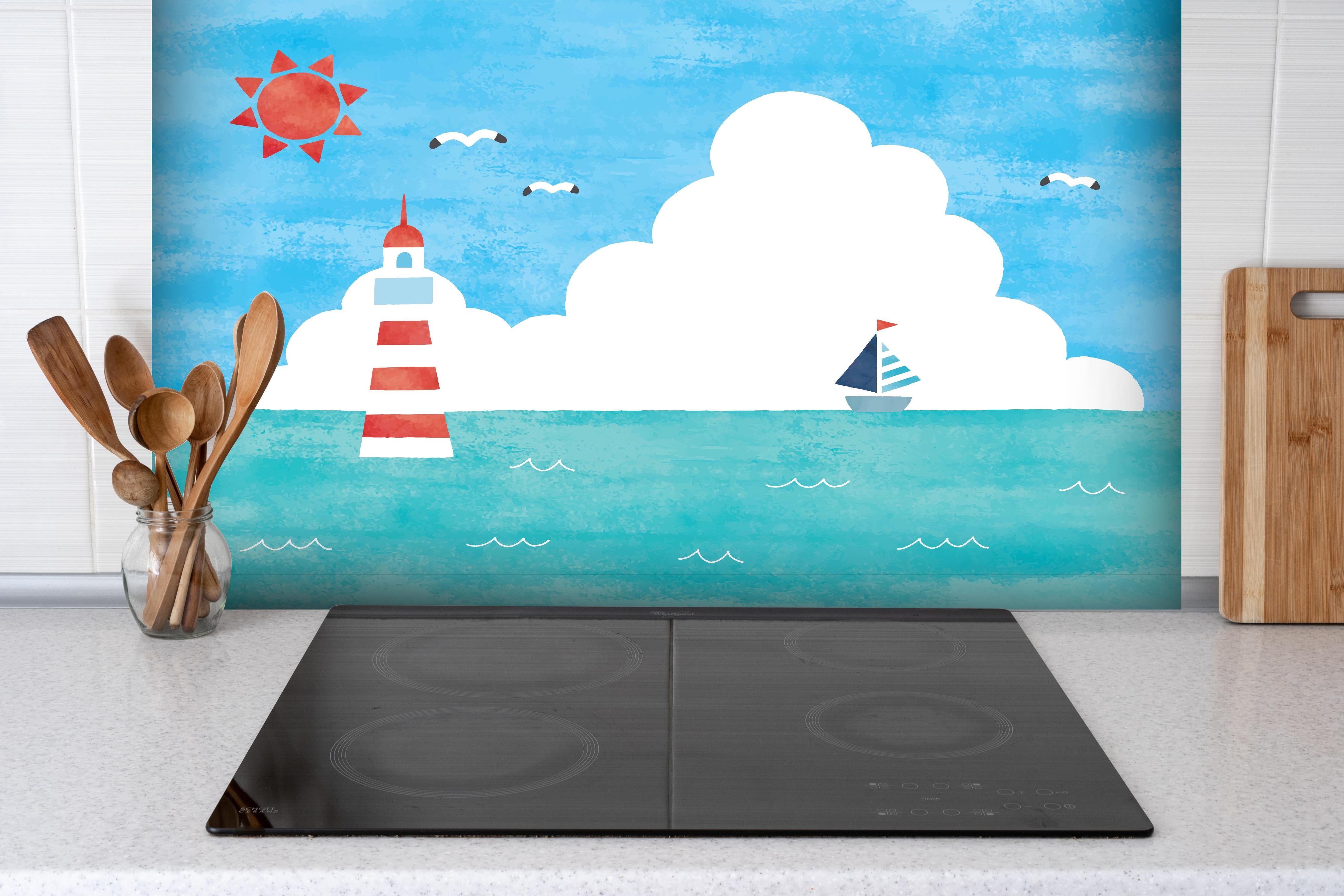 Spritzschutz - Aquarell-Leuchtturm mit Segelboot Motiv hinter einem Cerankochfeld zwischen Holz-Kochutensilien