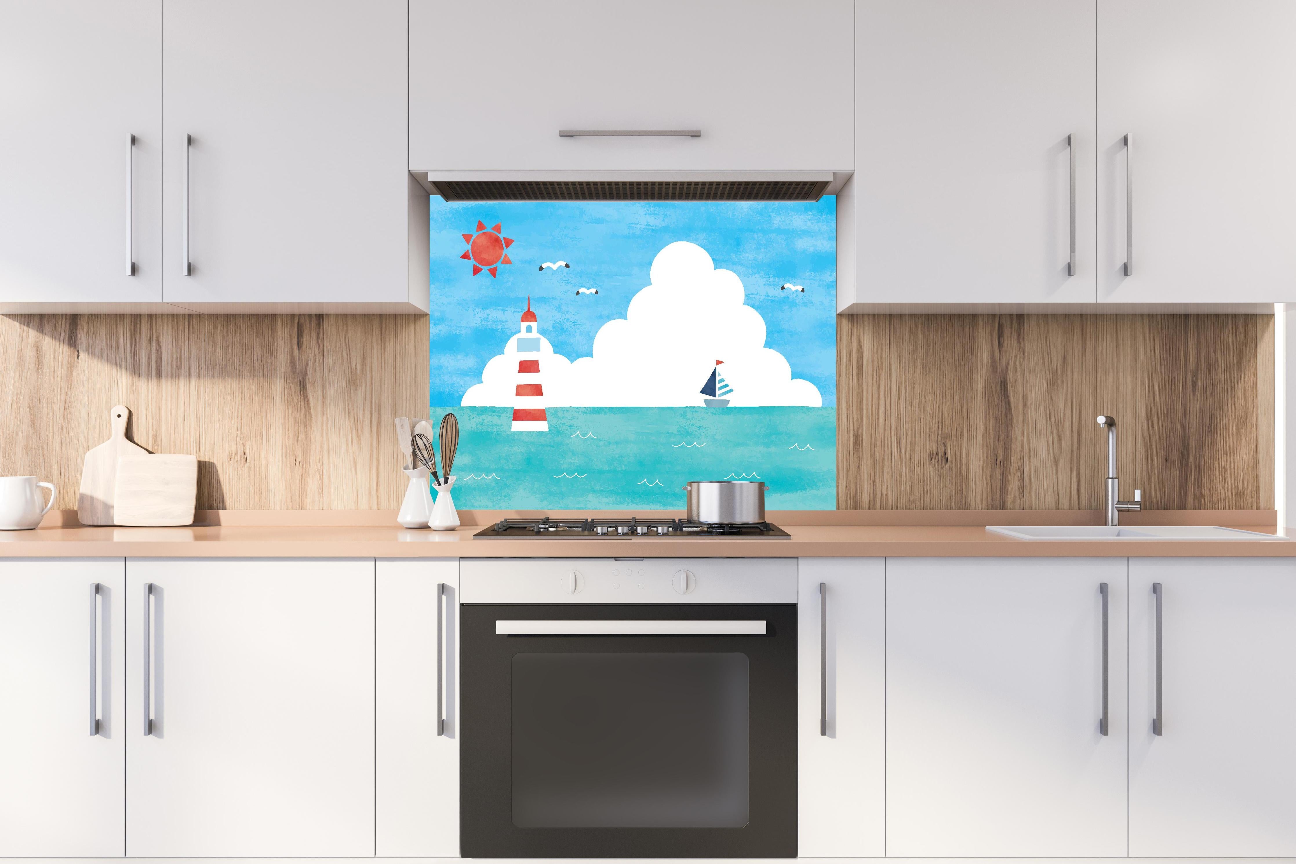 Spritzschutz - Aquarell-Leuchtturm mit Segelboot Motiv hinter einem Cerankochfeld zwischen Holz-Kochutensilien