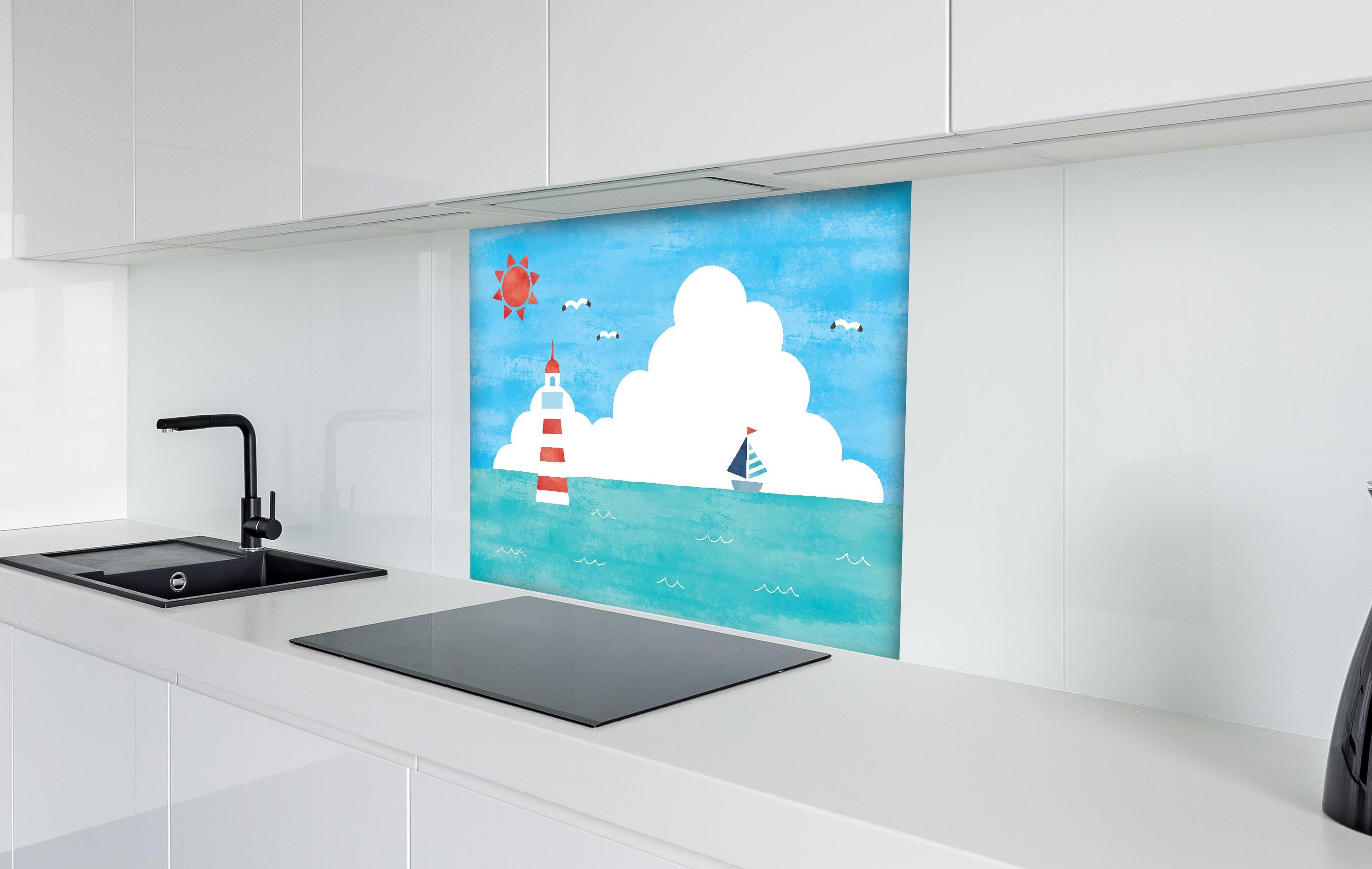 Spritzschutz - Aquarell-Leuchtturm mit Segelboot Motiv hinter einem Cerankochfeld zwischen Holz-Kochutensilien