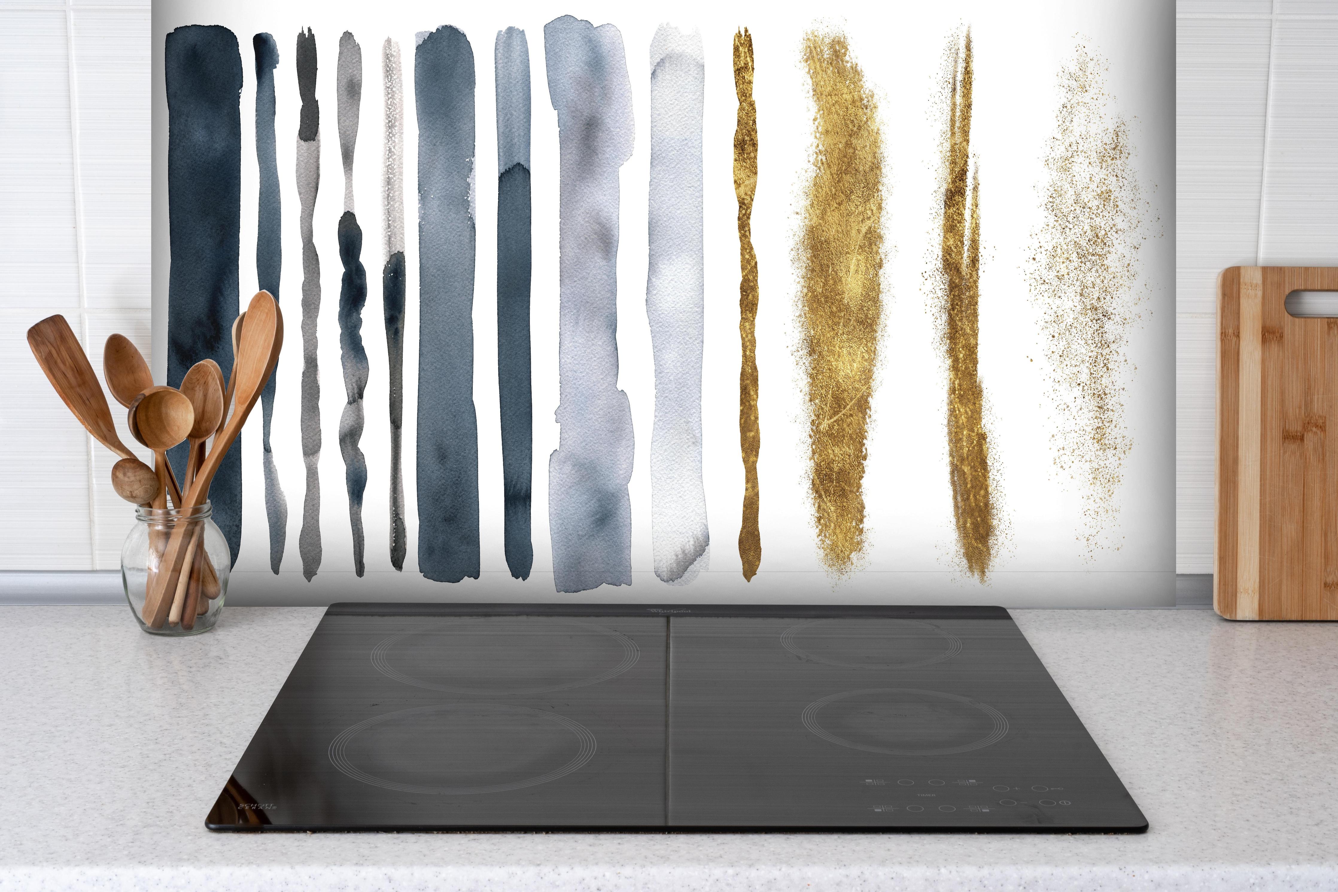 Spritzschutz - Aquarell Malerei im Flecken-Overlay hinter einem Cerankochfeld zwischen Holz-Kochutensilien