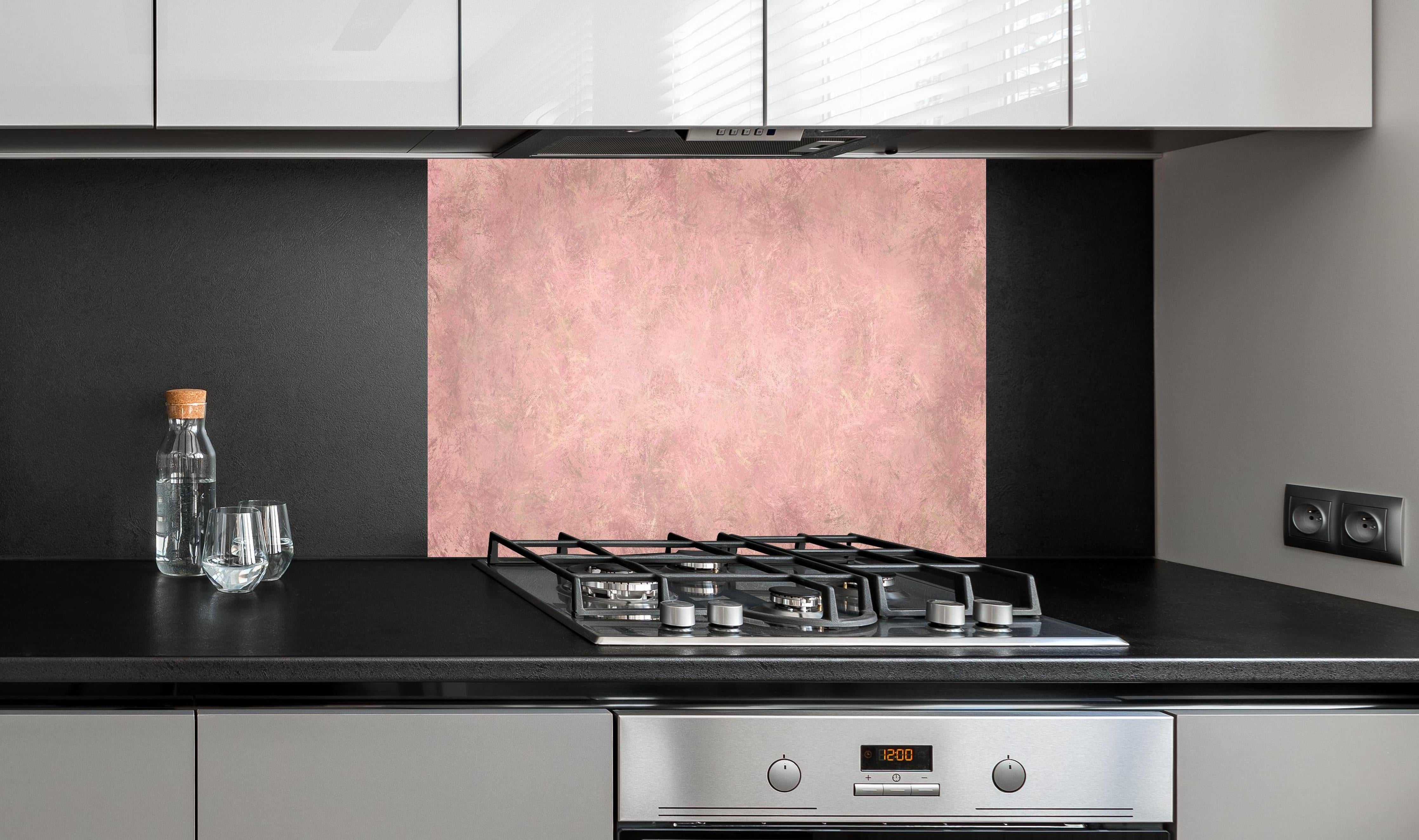 Spritzschutz - Aquarell Pinselmalerei hinter einem Cerankochfeld zwischen Holz-Kochutensilien