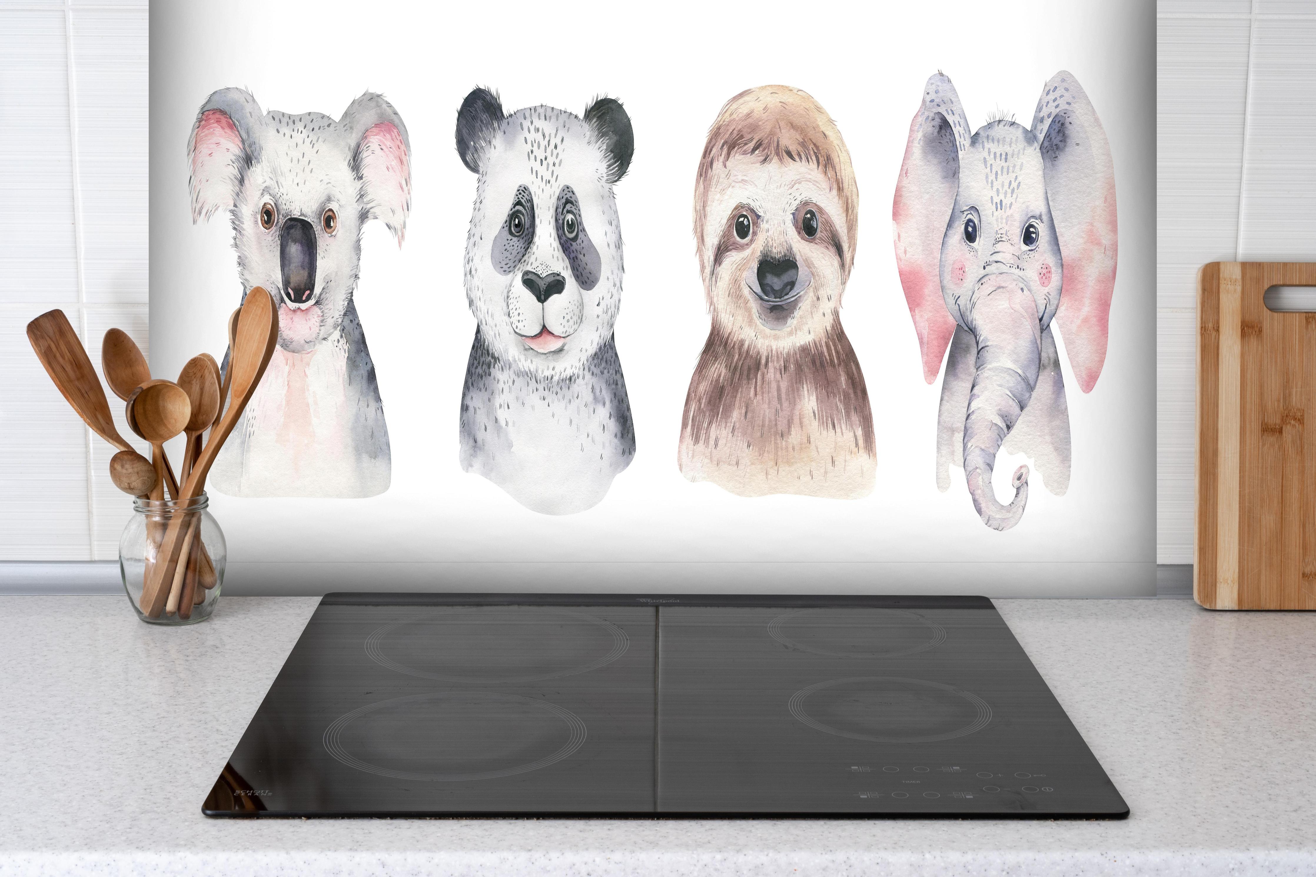 Spritzschutz - Aquarell Tiere Cartoon Baby Illustration hinter einem Cerankochfeld zwischen Holz-Kochutensilien