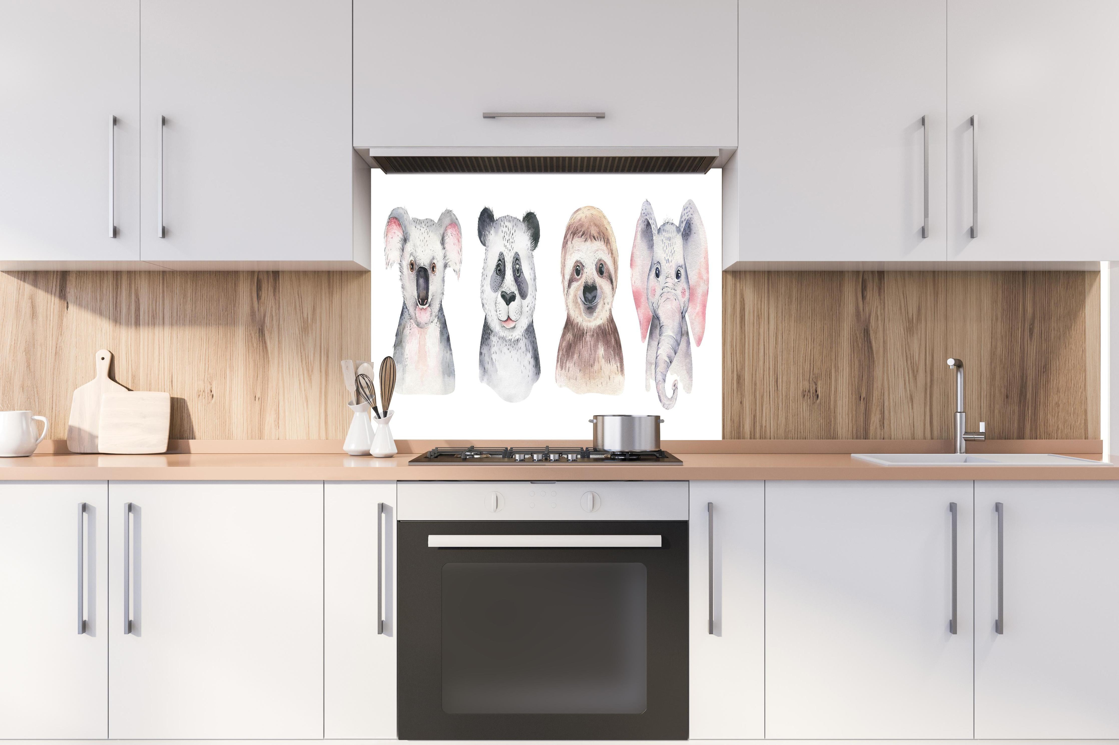 Spritzschutz - Aquarell Tiere Cartoon Baby Illustration hinter einem Cerankochfeld zwischen Holz-Kochutensilien