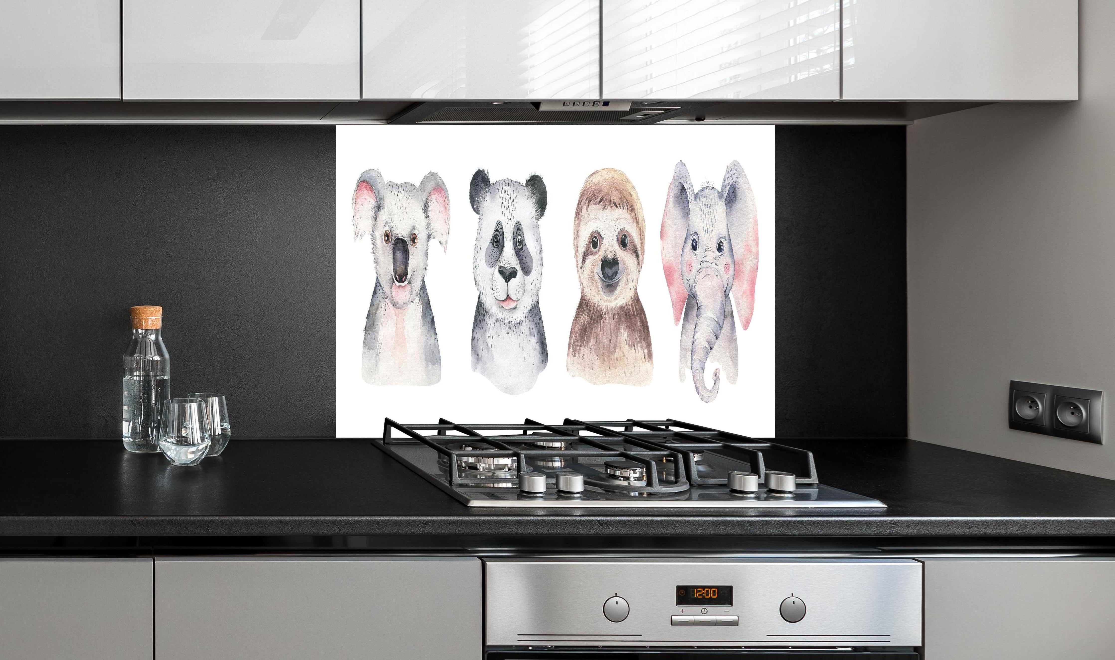 Spritzschutz - Aquarell Tiere Cartoon Baby Illustration hinter einem Cerankochfeld zwischen Holz-Kochutensilien