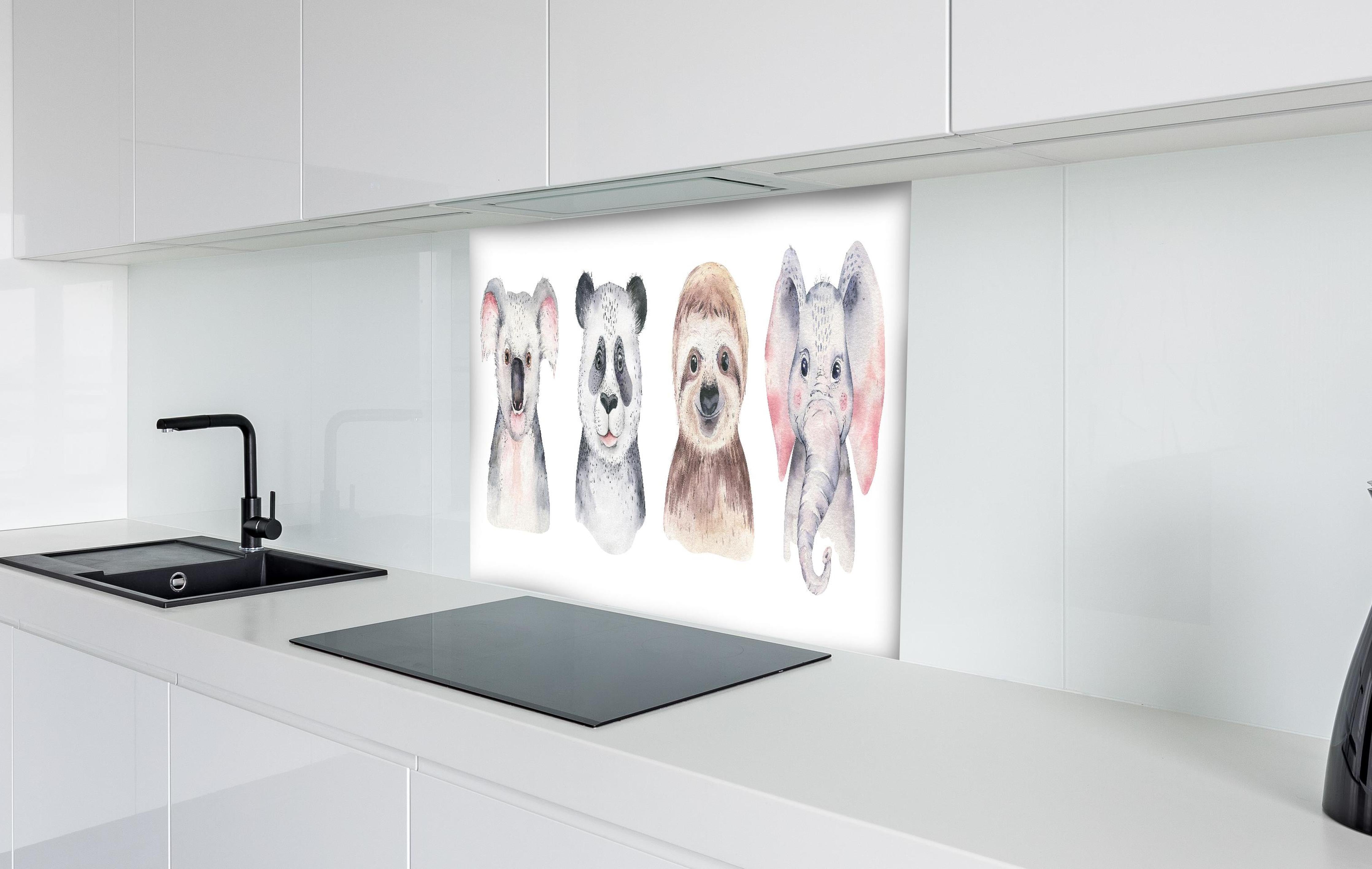 Spritzschutz - Aquarell Tiere Cartoon Baby Illustration hinter einem Cerankochfeld zwischen Holz-Kochutensilien