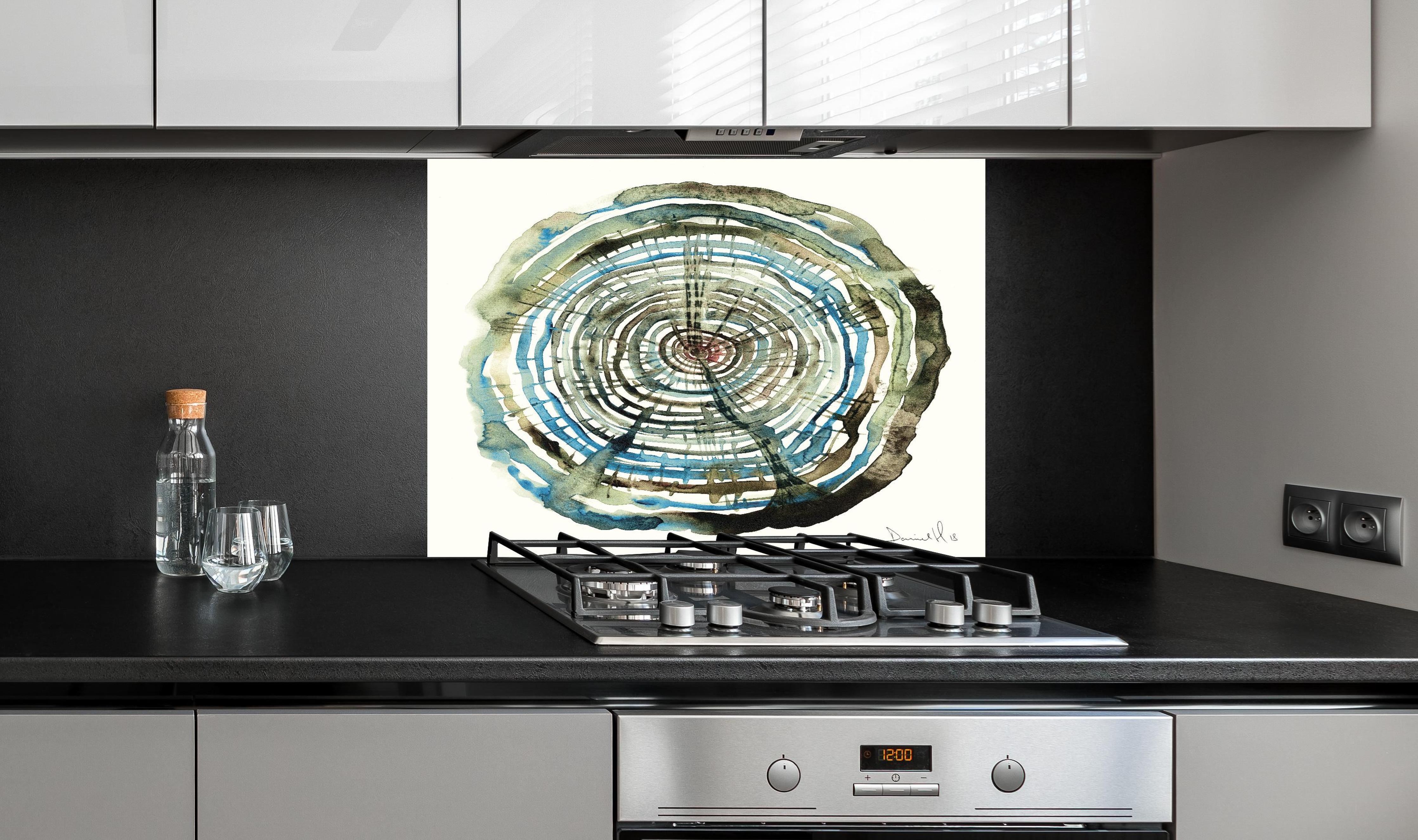 Spritzschutz - Aquarell Zeichnung - Baumstamm Muster hinter einem Cerankochfeld zwischen Holz-Kochutensilien