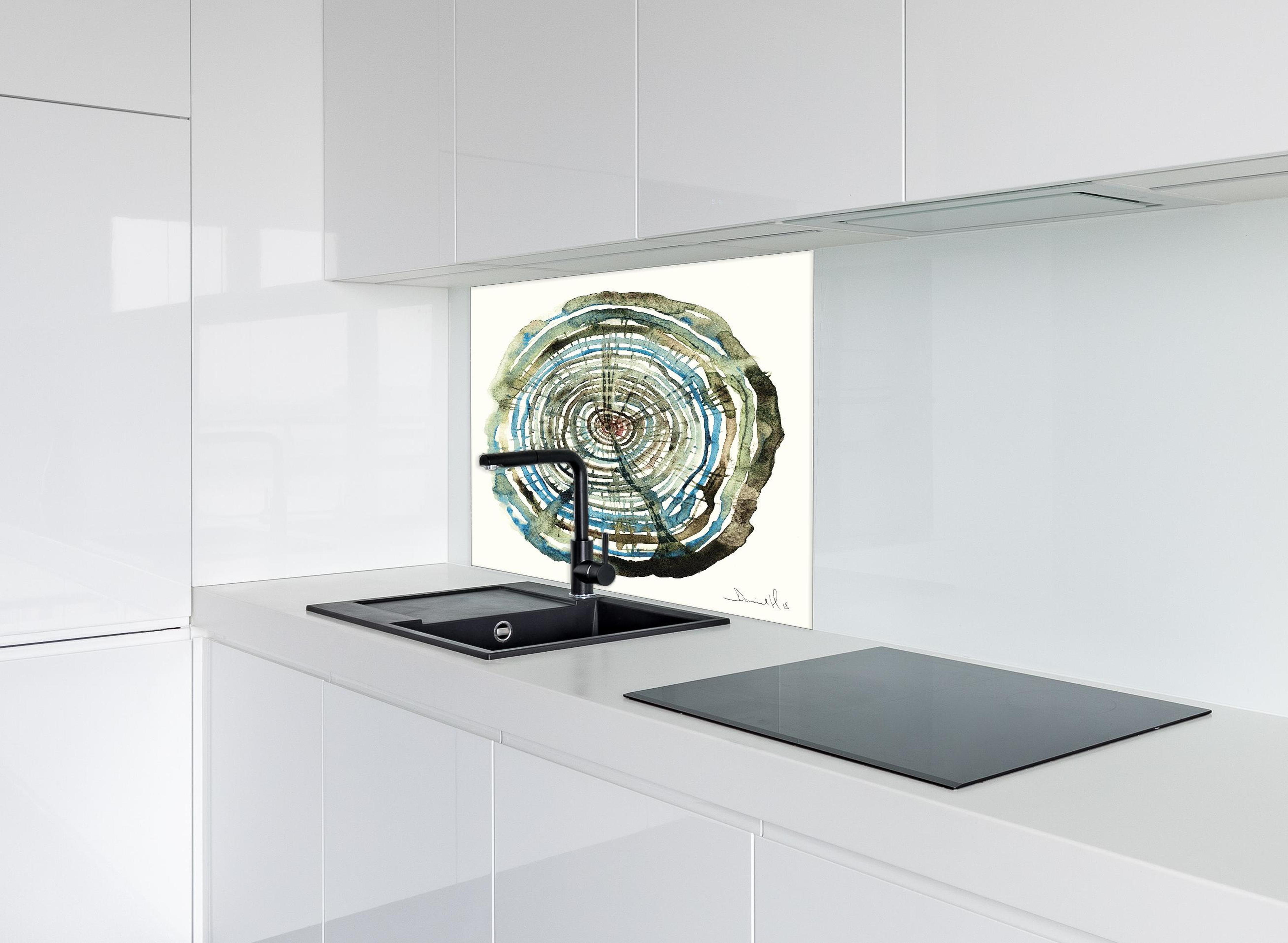 Spritzschutz - Aquarell Zeichnung - Baumstamm Muster hinter einem Cerankochfeld zwischen Holz-Kochutensilien