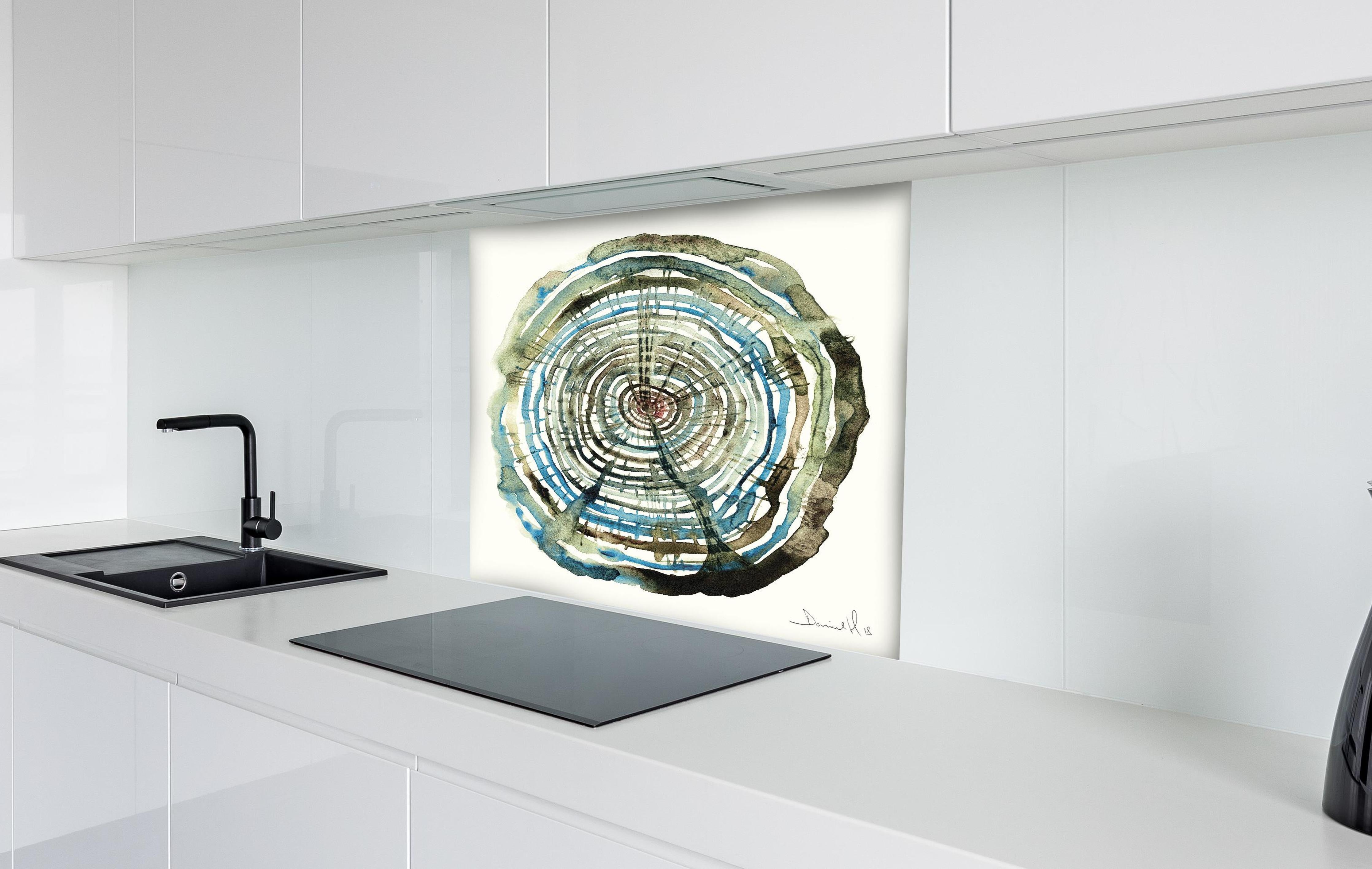 Spritzschutz - Aquarell Zeichnung - Baumstamm Muster hinter einem Cerankochfeld zwischen Holz-Kochutensilien