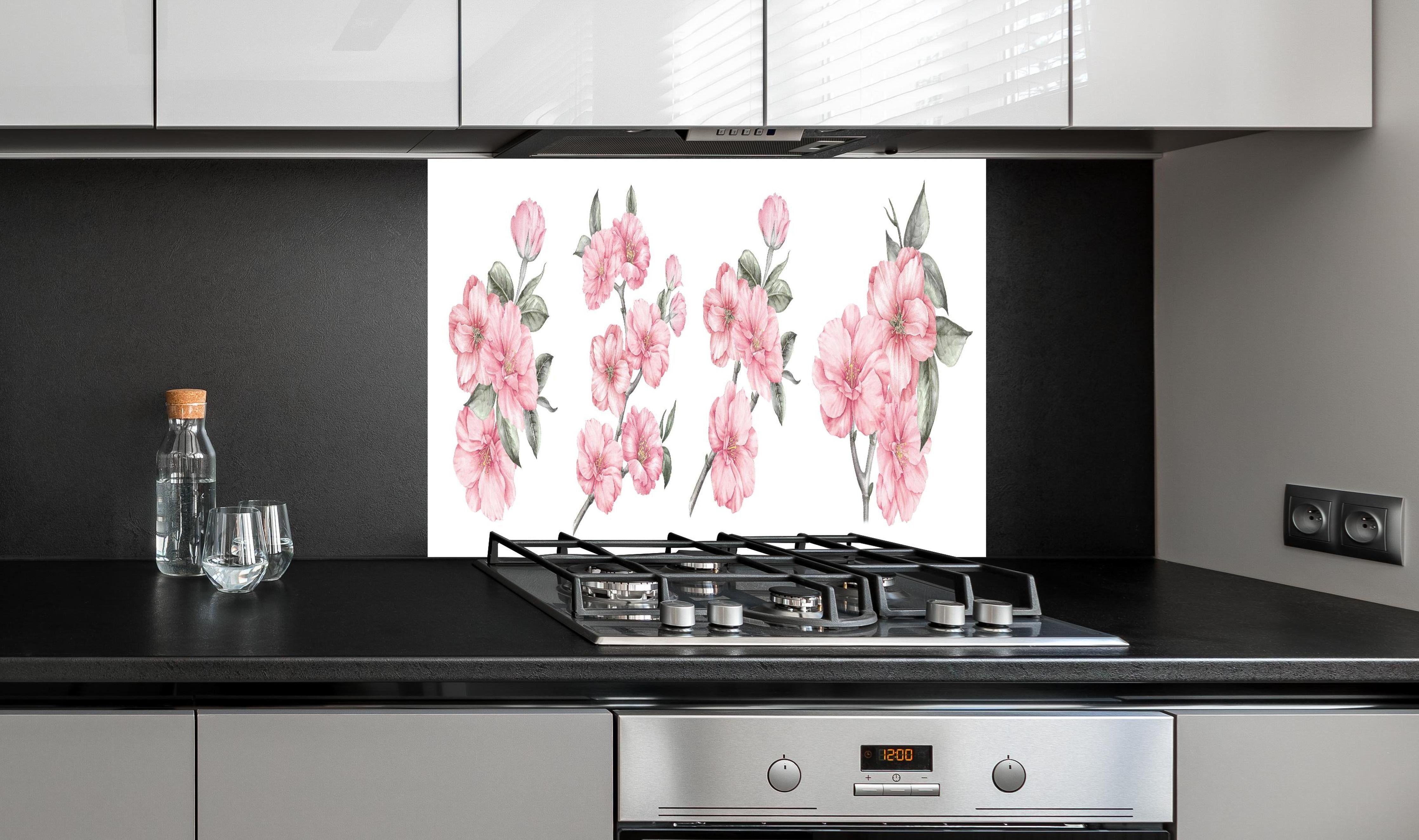 Spritzschutz - Aquarellelemente von blühenden Sakura hinter einem Cerankochfeld zwischen Holz-Kochutensilien