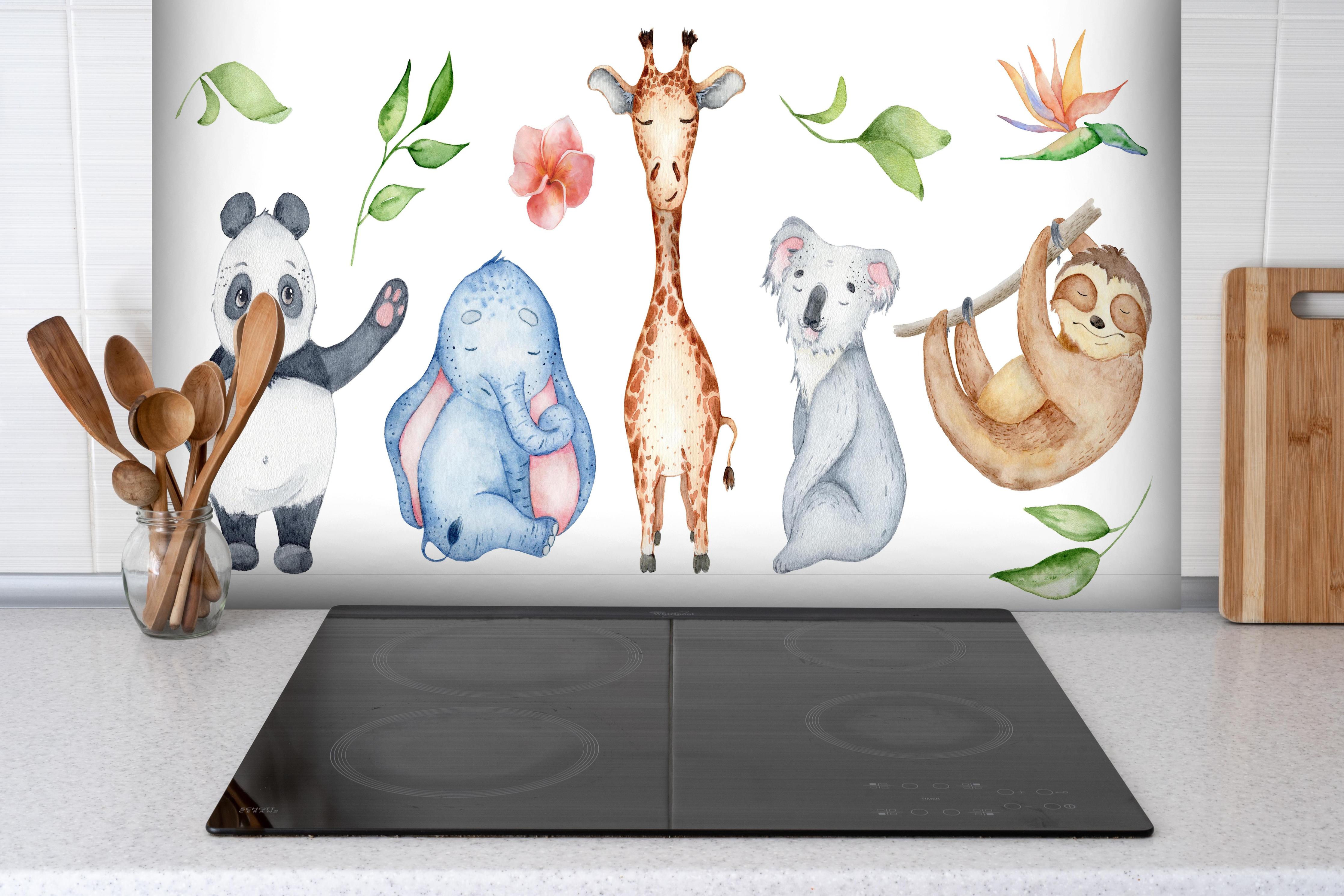 Spritzschutz - Aquarelltiere - Charakter Sammlung hinter einem Cerankochfeld zwischen Holz-Kochutensilien