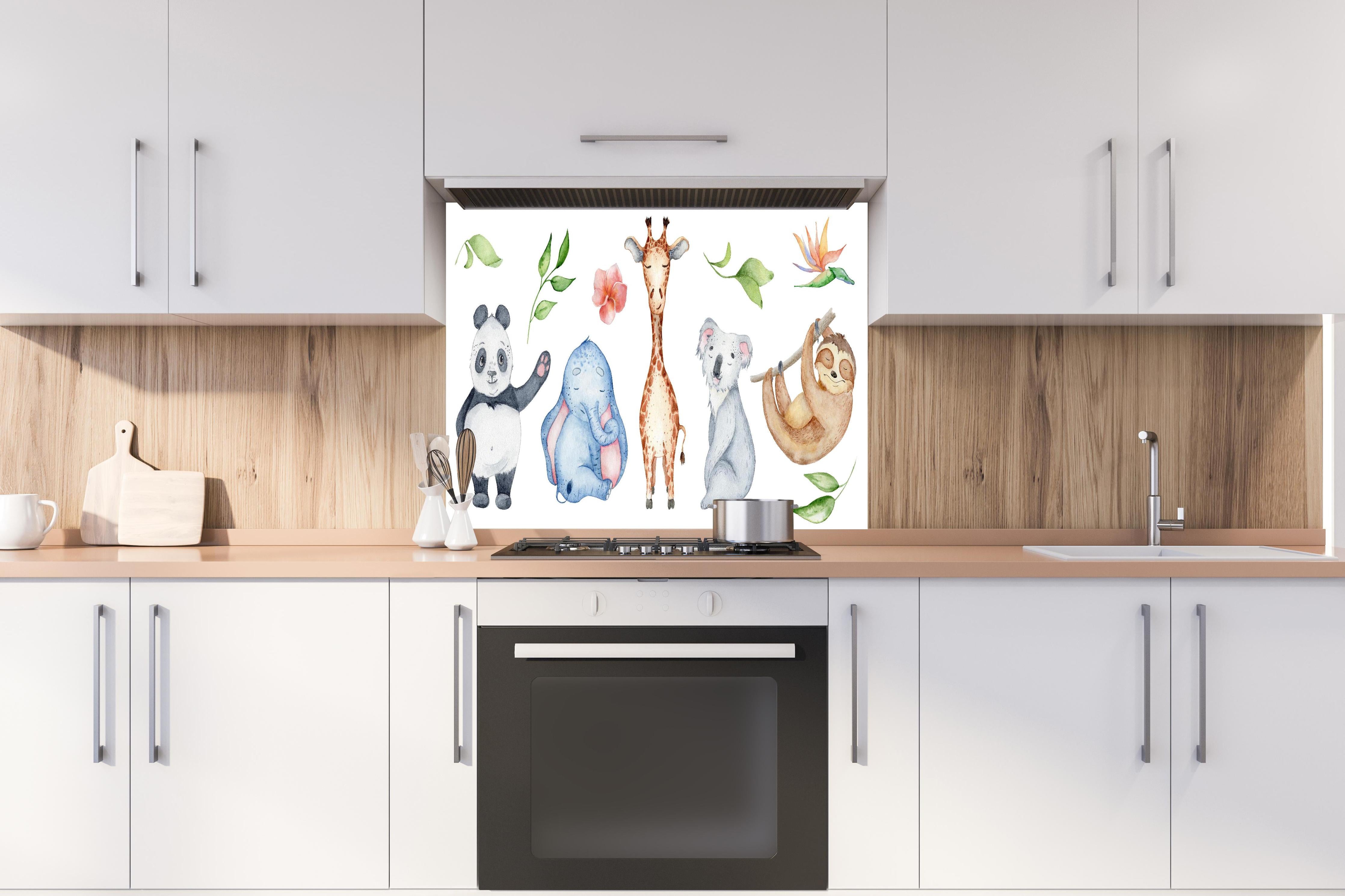 Spritzschutz - Aquarelltiere - Charakter Sammlung hinter einem Cerankochfeld zwischen Holz-Kochutensilien